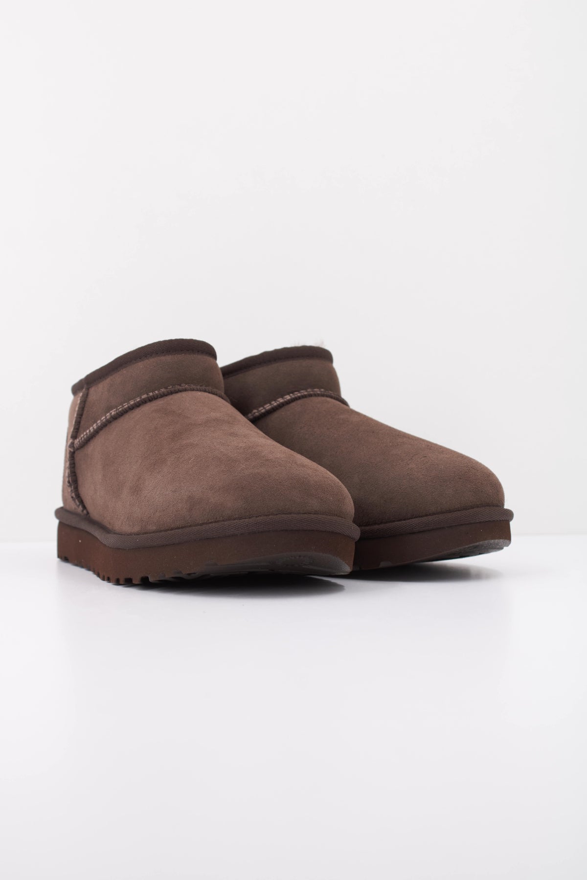 UGG CLASSIC ULTRA MINI en color MARRON (2)