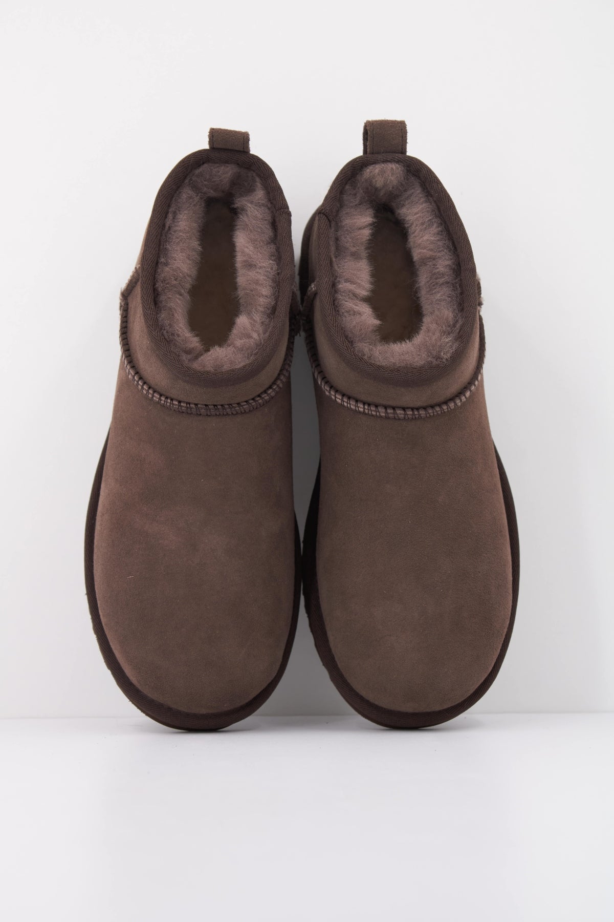 UGG CLASSIC ULTRA MINI en color MARRON (3)