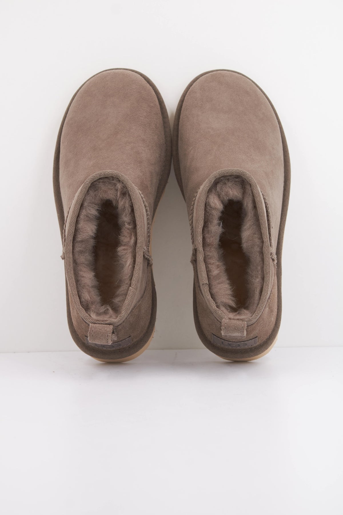 UGG W CLASSIC ULTRA MINI en color GRIS (3)