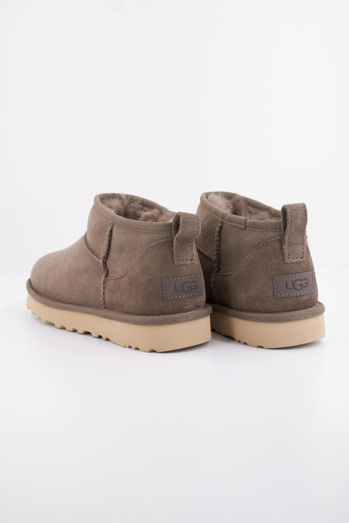 UGG CLASSIC ULTRA MINI 1116109U en color GRIS (4)