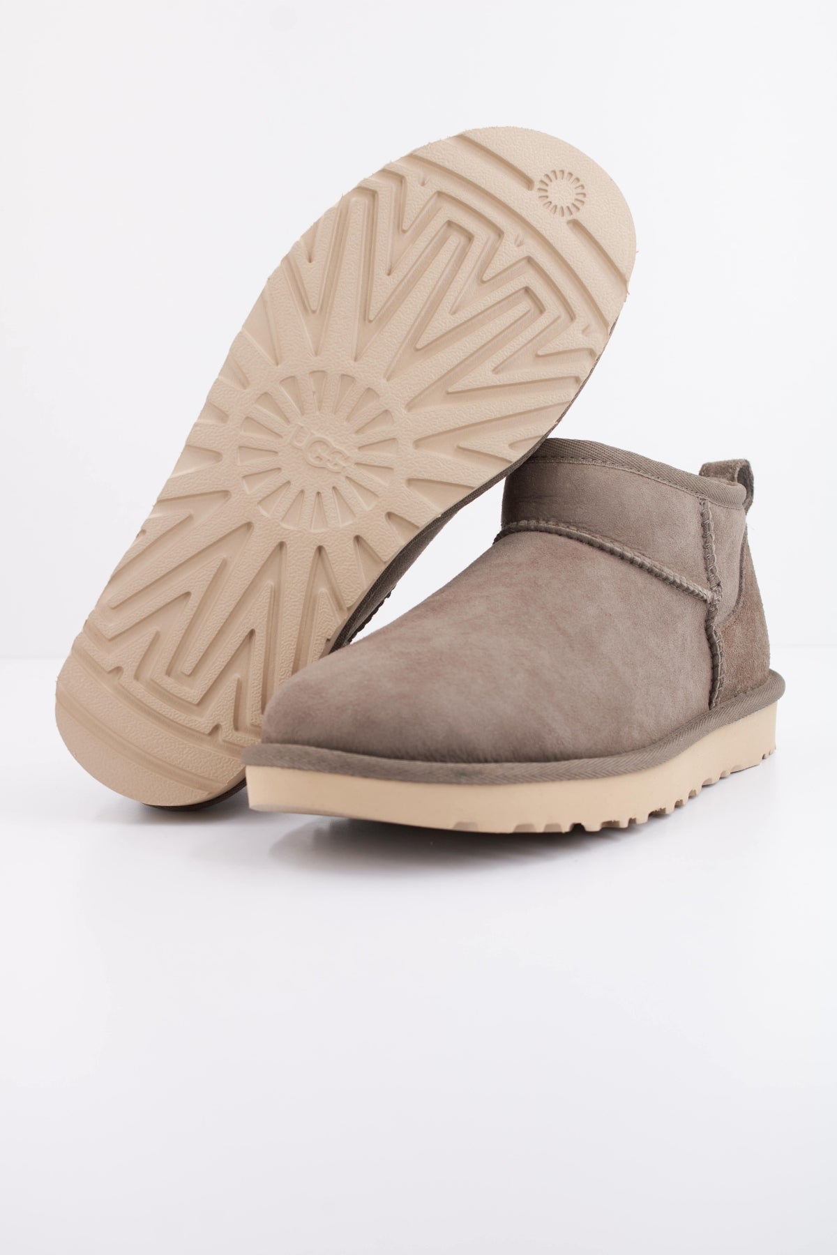 UGG CLASSIC ULTRA MINI 1116109U en color GRIS (5)