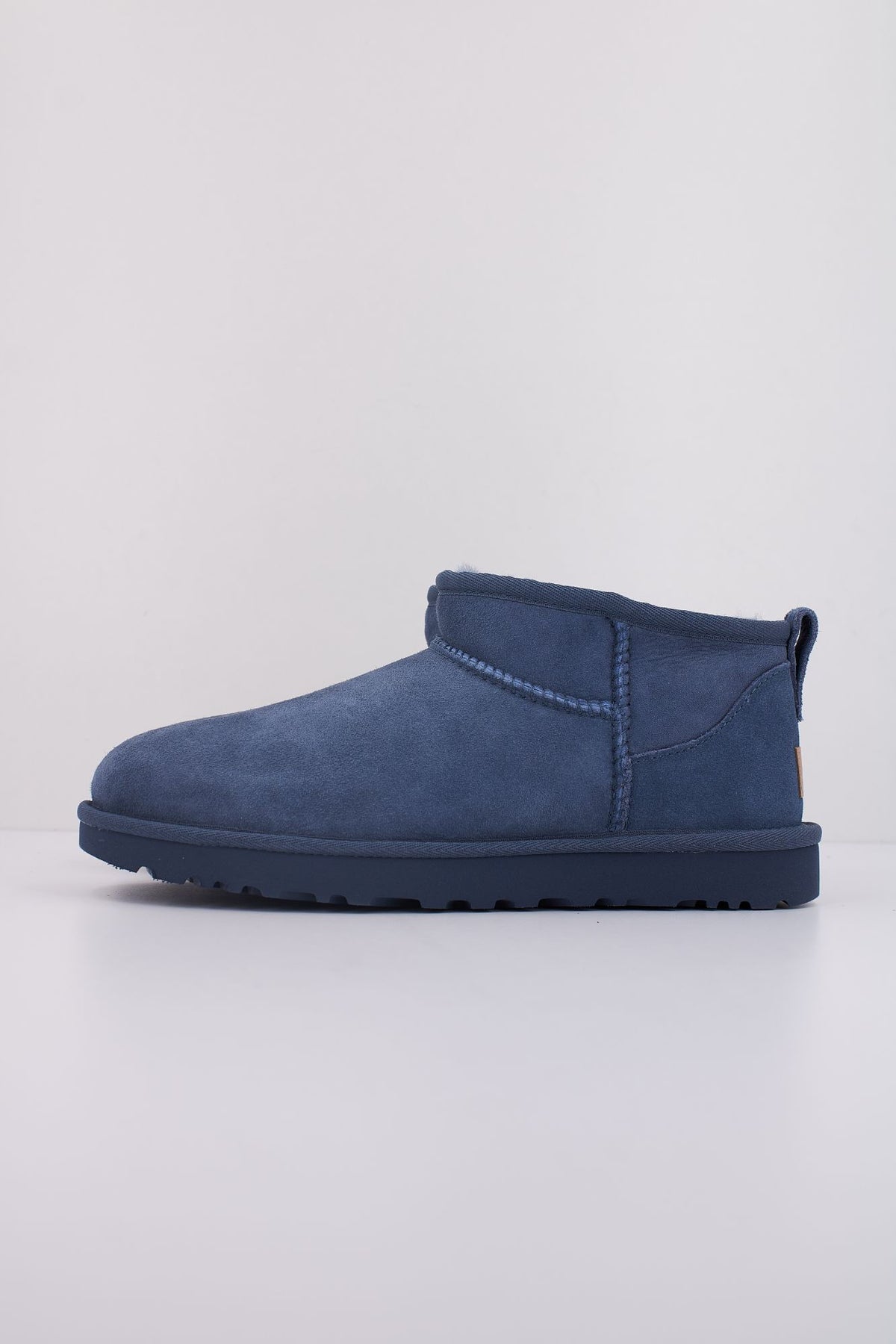 UGG CLASSIC ULTRA MINI 1116109U en color AZUL (1)