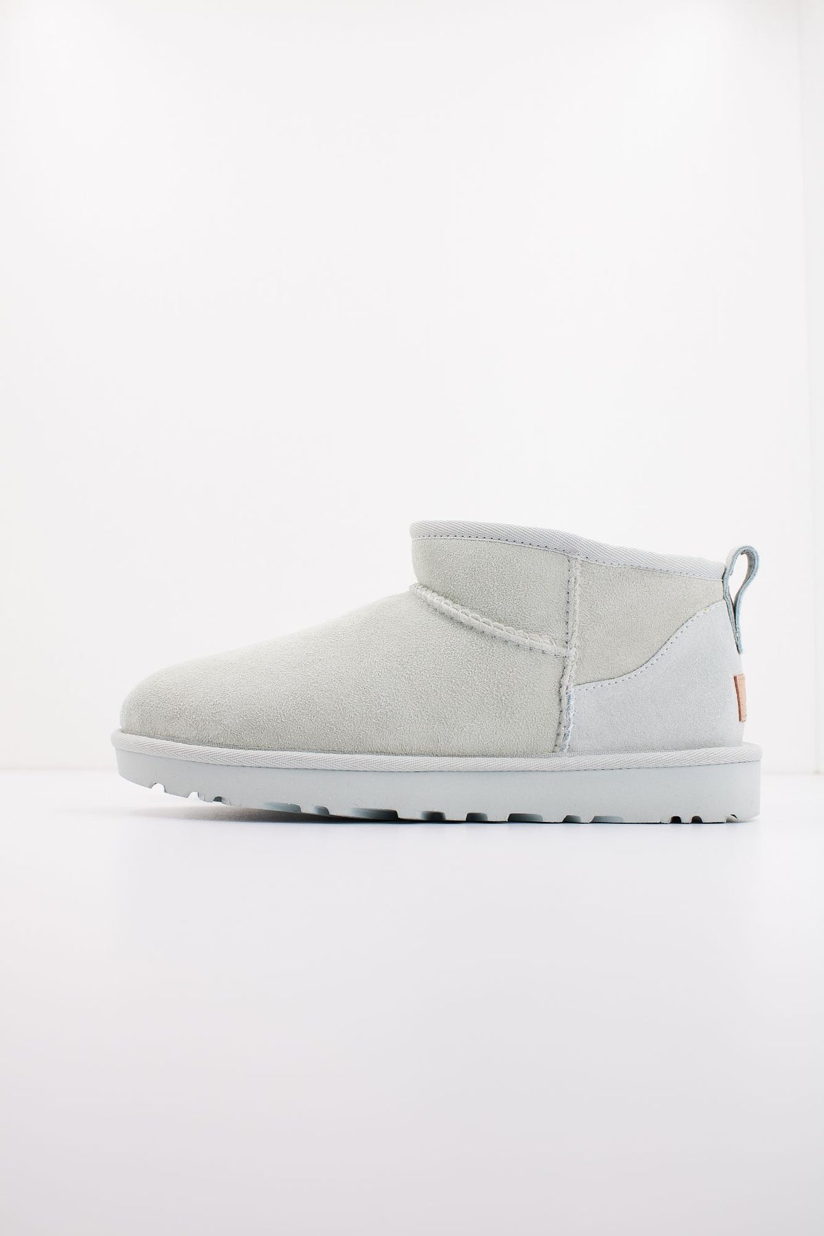 UGG CLASSIC ULTRA MINI 1116109U en color GRIS (1)