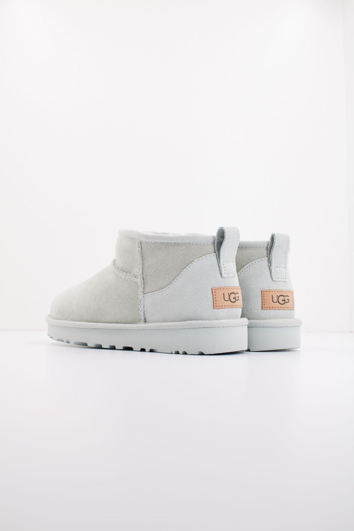 UGG CLASSIC ULTRA MINI 1116109U en color GRIS (3)