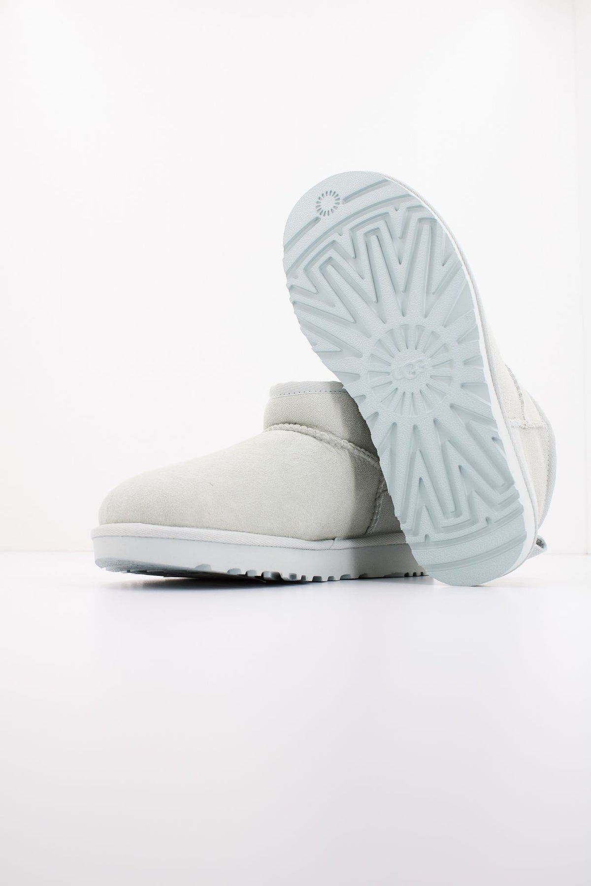 UGG CLASSIC ULTRA MINI 1116109U en color GRIS (4)