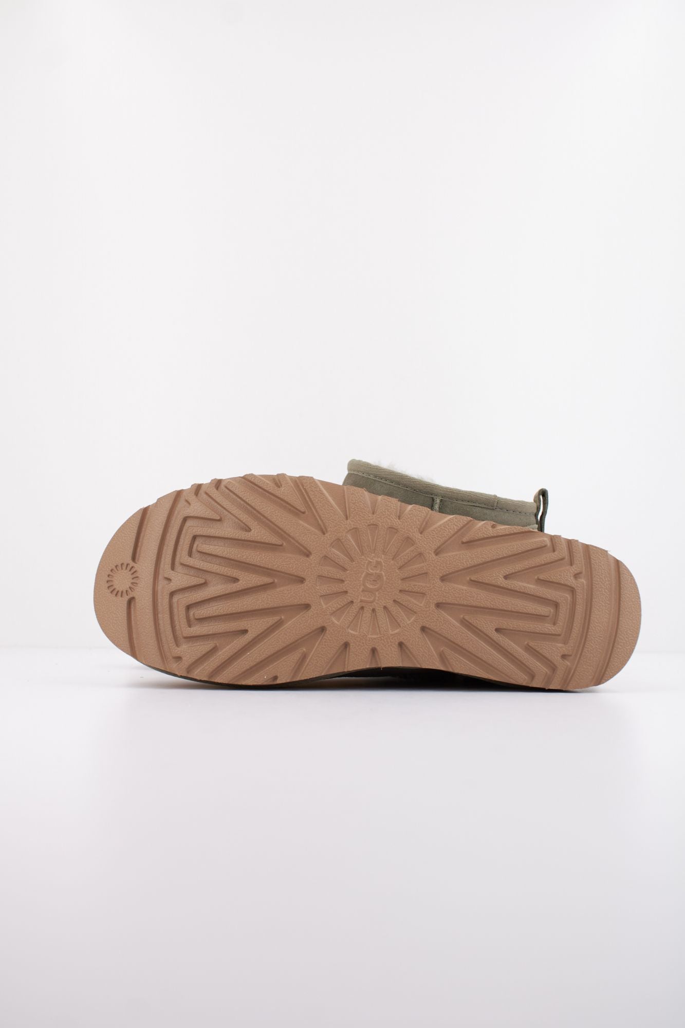UGG W CLASSIC ULTRA MINI en color VERDE (5)