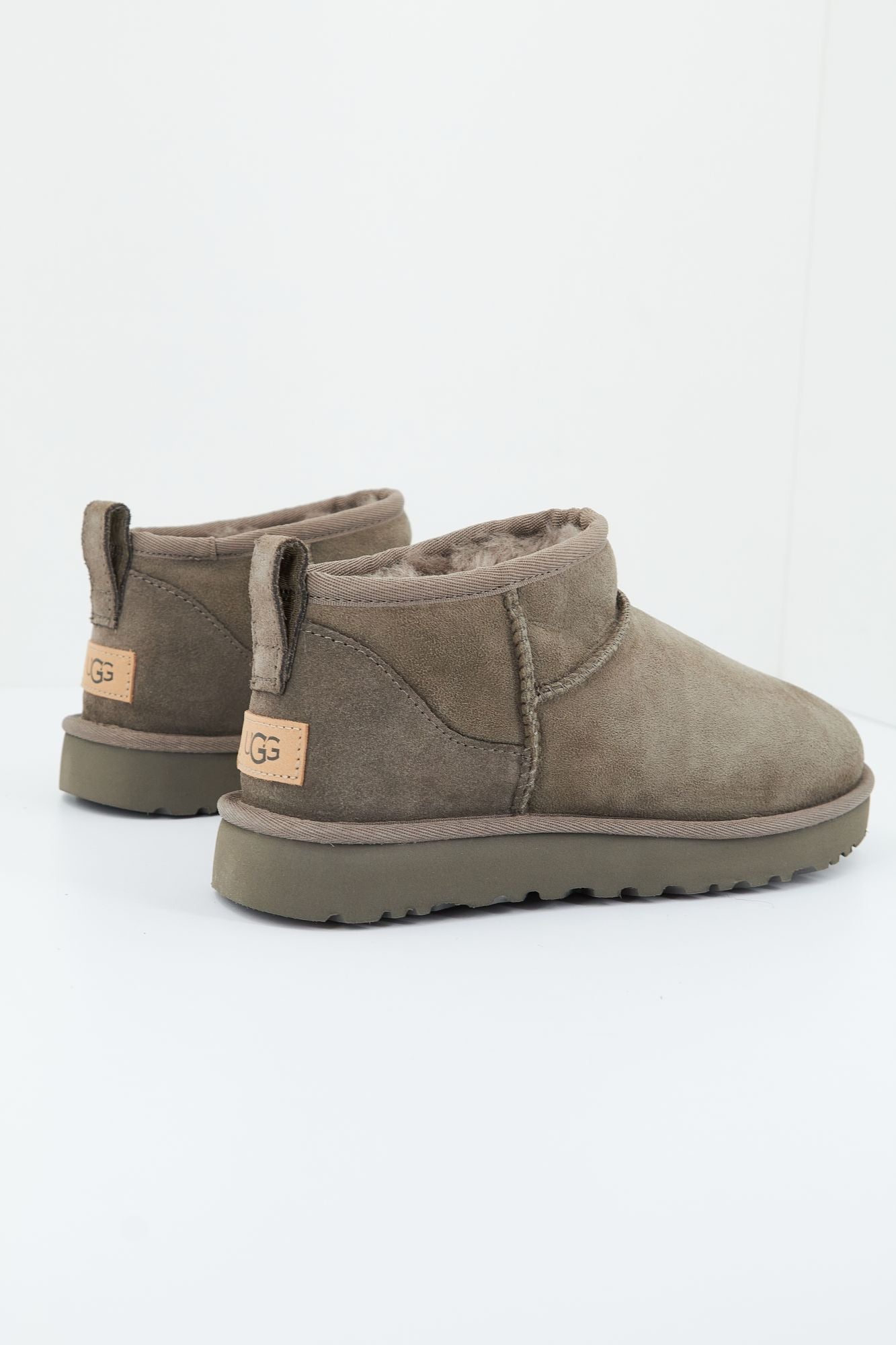 UGG W CLASSIC ULTRA MINI en color GRIS (2)