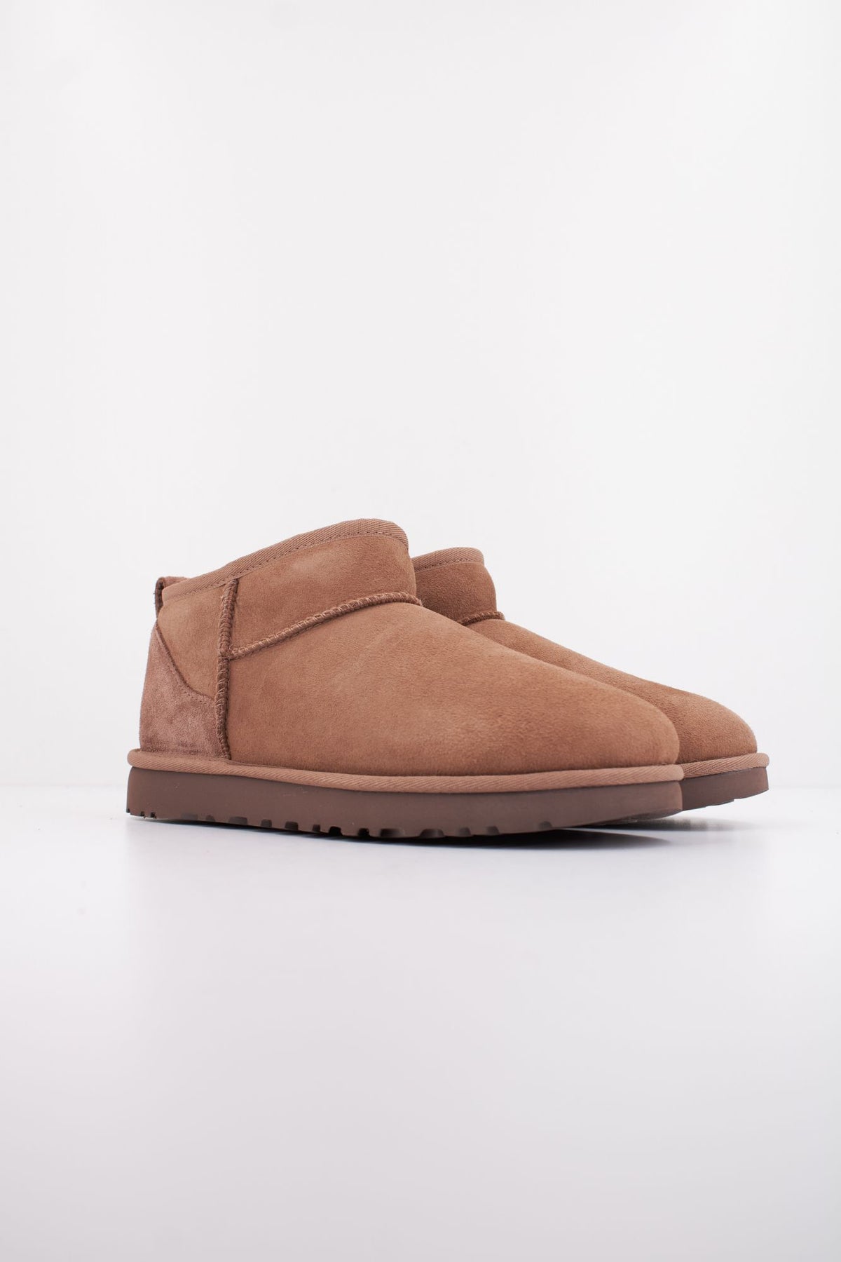 UGG CLASSIC ULTRA MINI 1116109U en color MARRON (2)