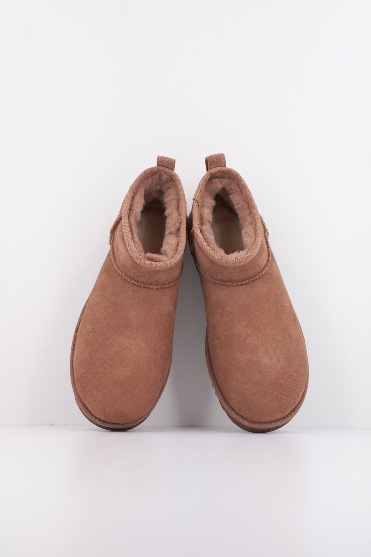 UGG CLASSIC ULTRA MINI 1116109U en color MARRON (3)