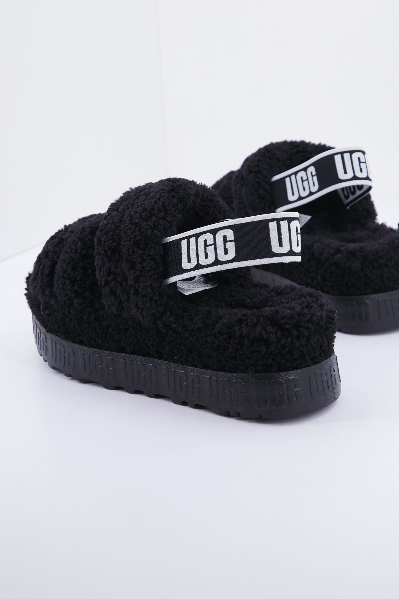 UGG W OH FLUFFITA en color NEGRO (2)