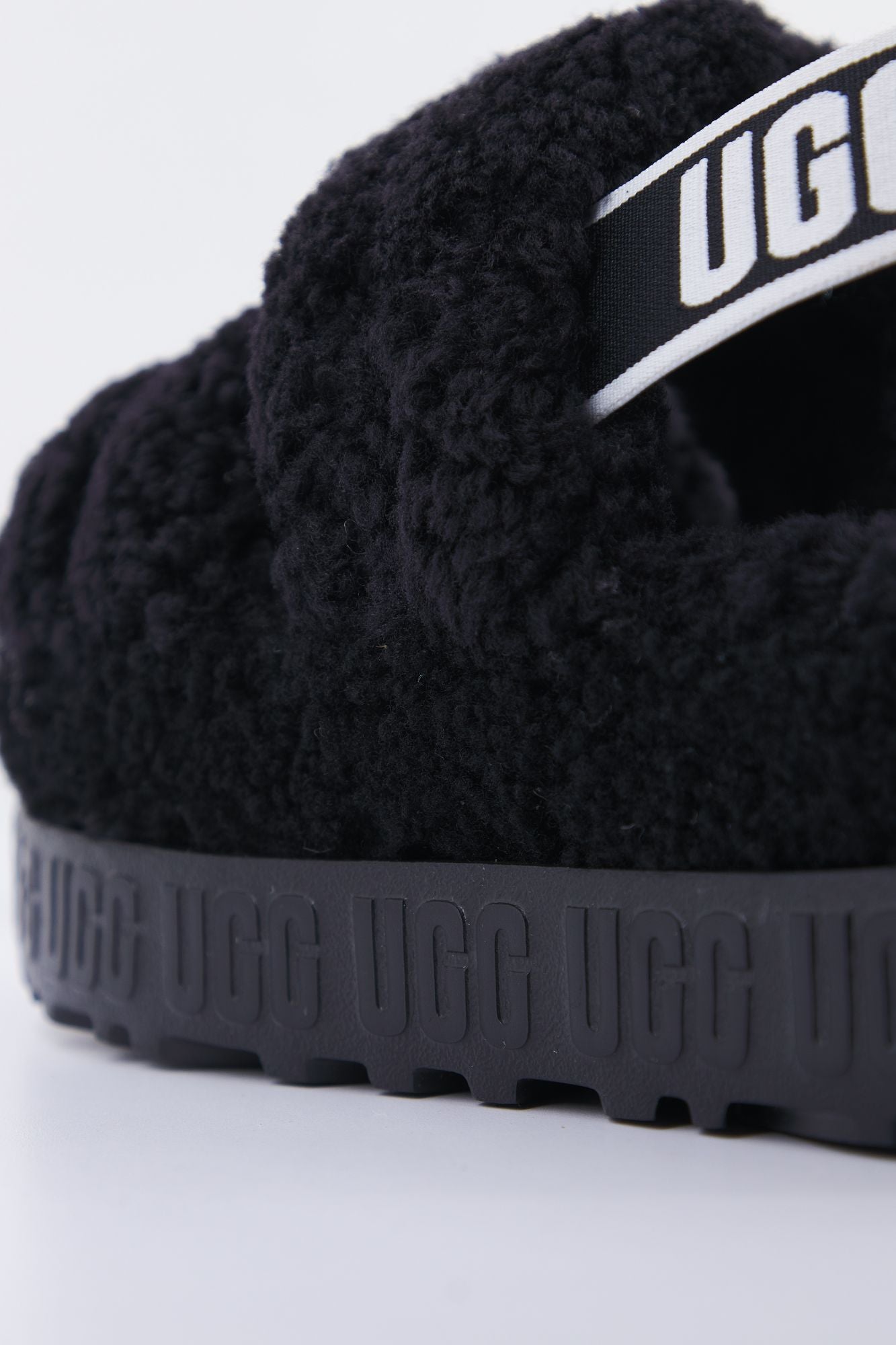 UGG W OH FLUFFITA en color NEGRO (4)