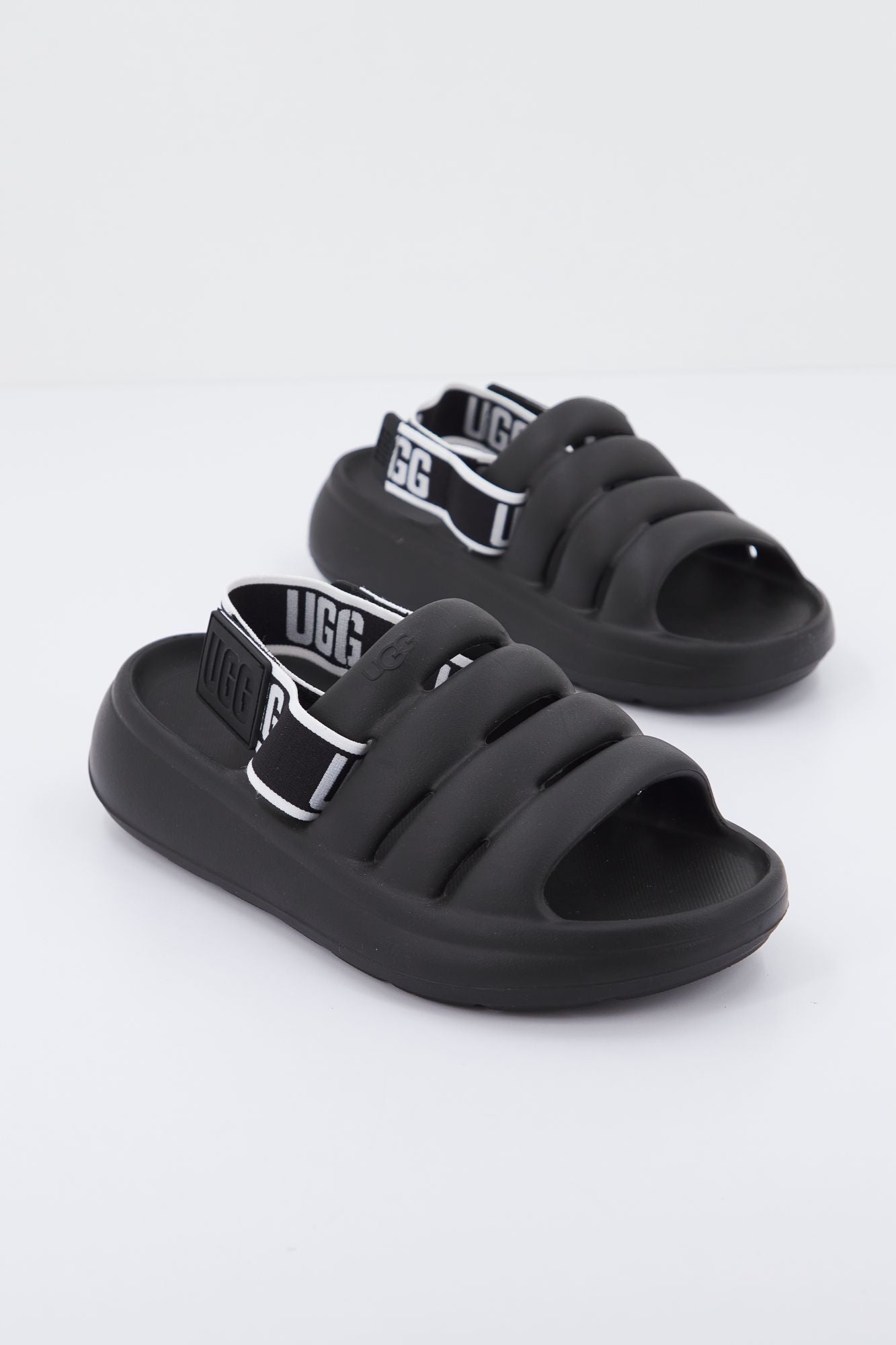 UGG 1126811U en color NEGRO (2)