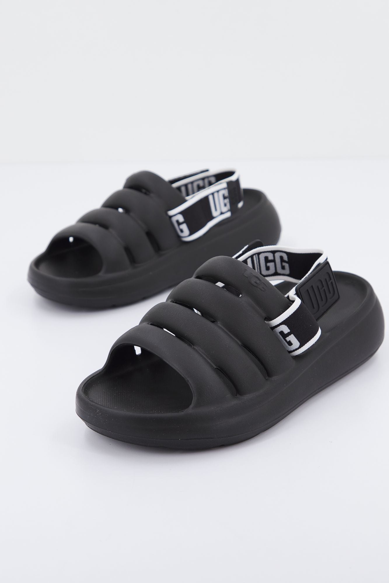 UGG 1126811U en color NEGRO (3)