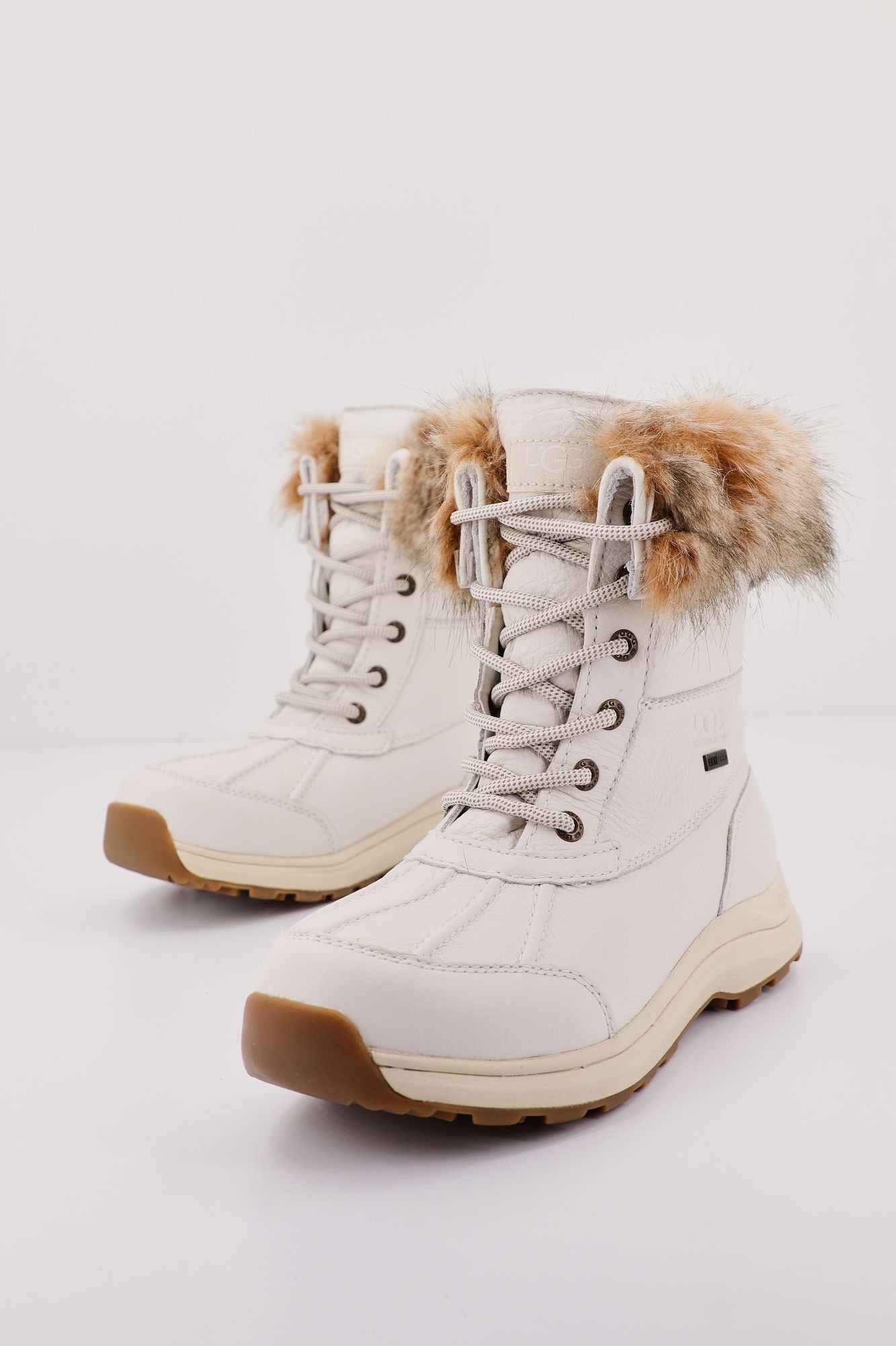 UGG W ADIRONDACK III TIPPED en color BLANCO (2)