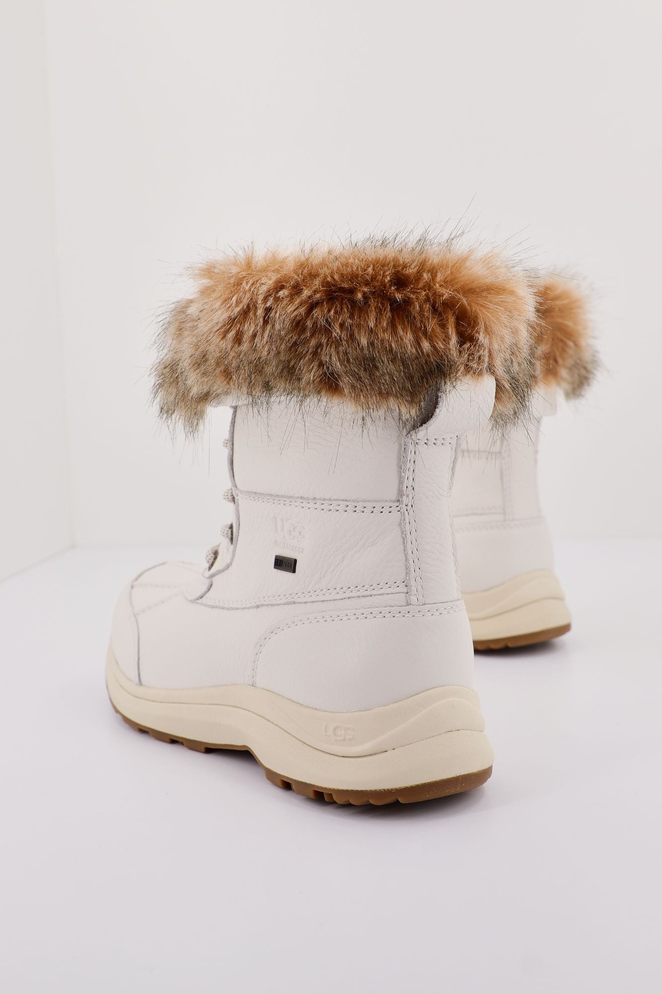 UGG W ADIRONDACK III TIPPED en color BLANCO (3)
