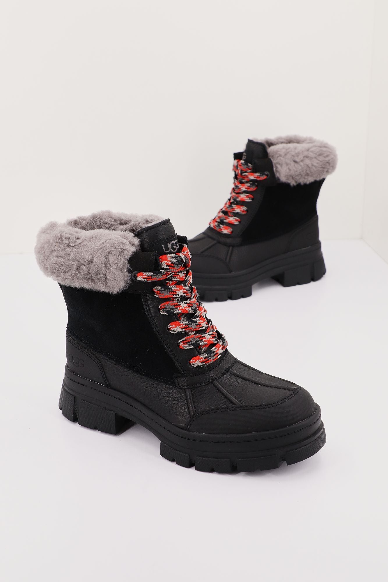 UGG W ASHTON ADDIE en color NEGRO (1)