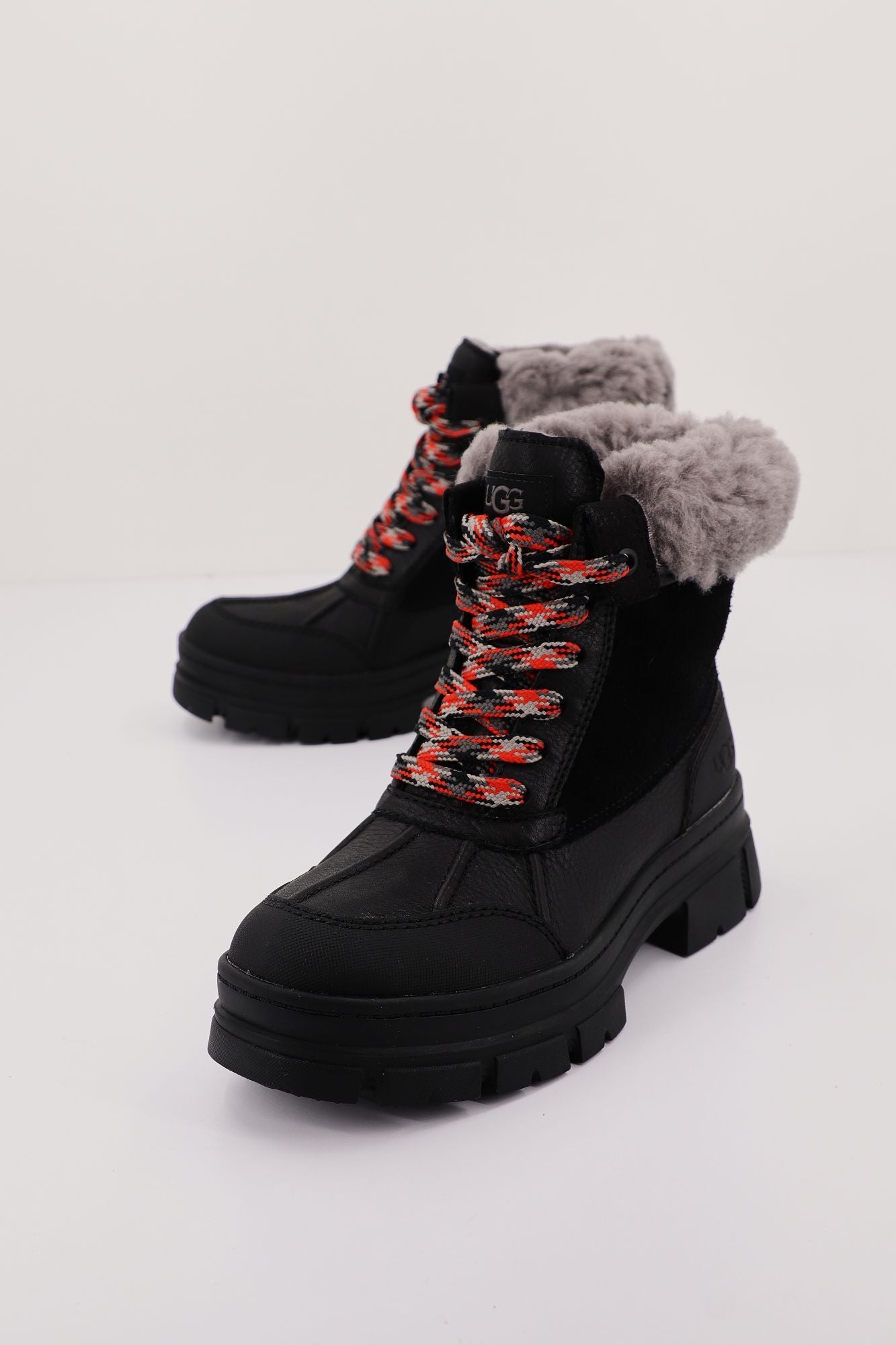 UGG W ASHTON ADDIE en color NEGRO (2)