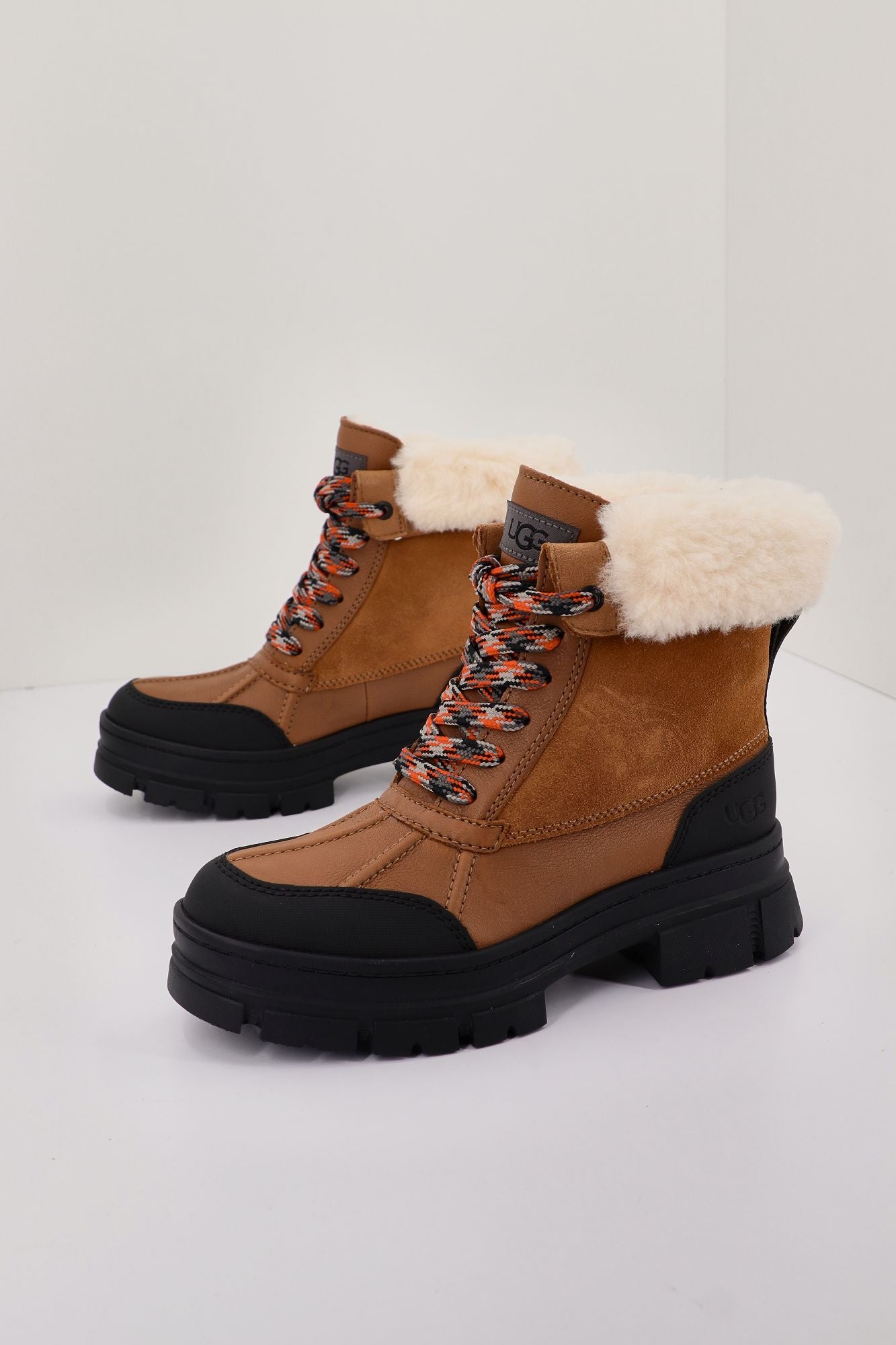 UGG W ASHTON ADDIE en color MARRON (3)