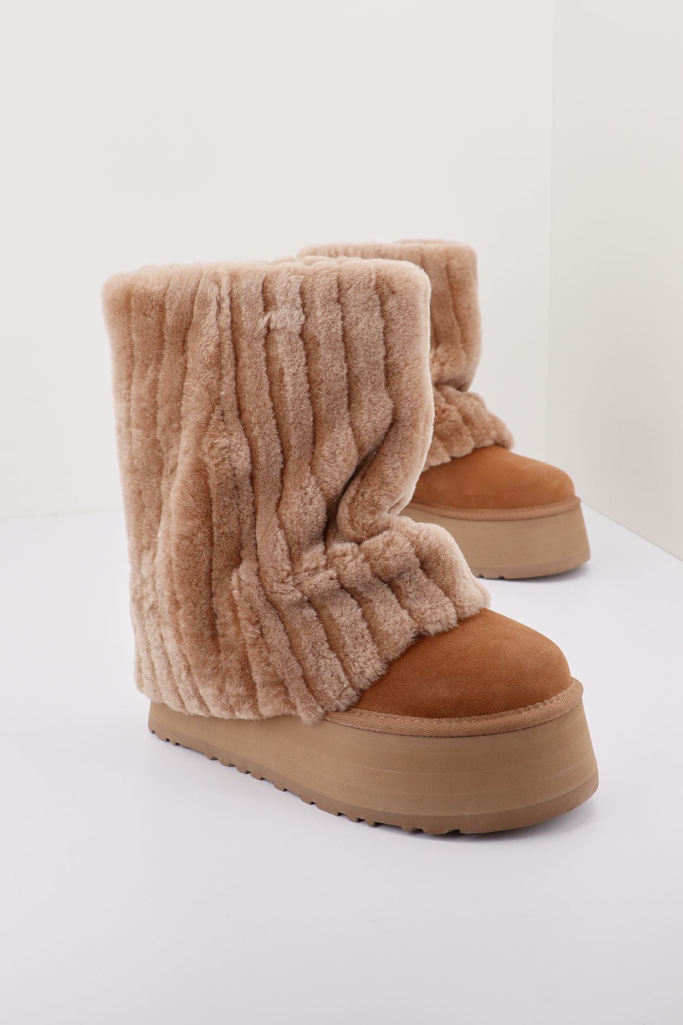 UGG W CLASSIC SHORT SHERPA COR en color MARRON (1)