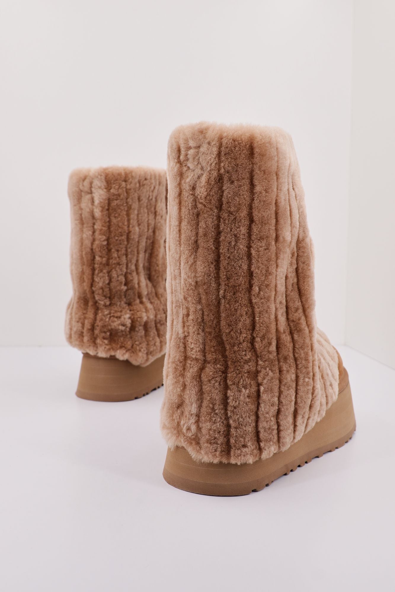 UGG W CLASSIC SHORT SHERPA COR en color MARRON (3)
