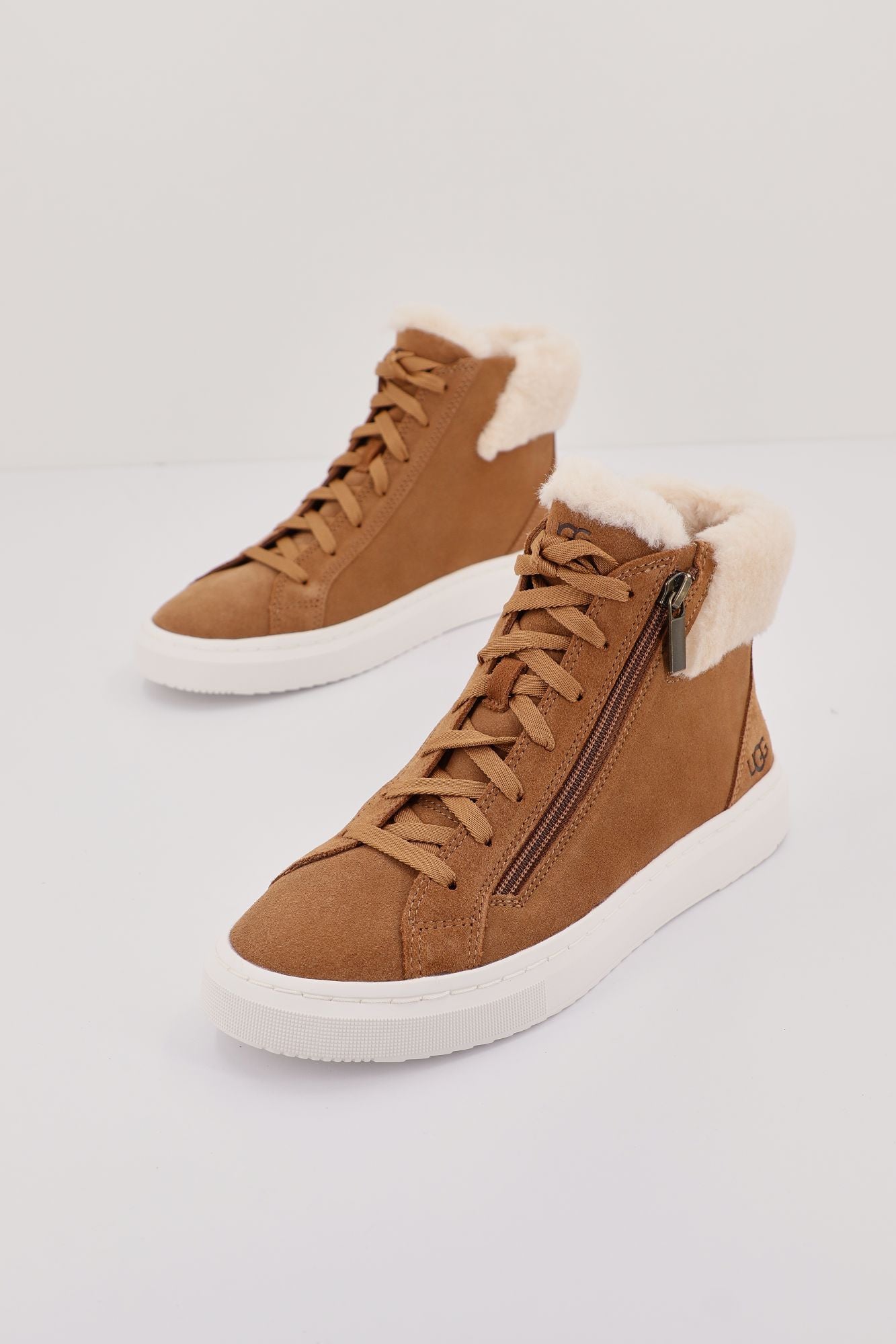 UGG  ALAMEDA MID ZIP en color MARRON (1)
