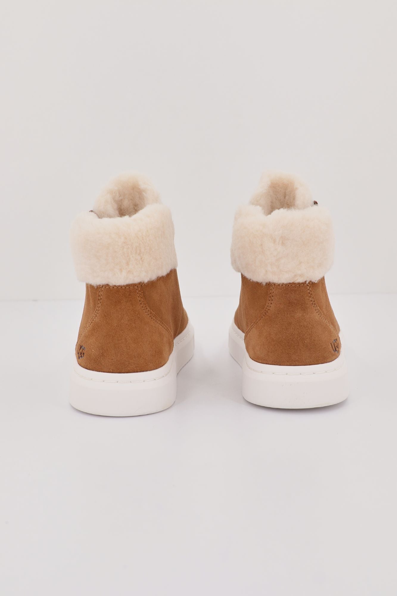 UGG  ALAMEDA MID ZIP en color MARRON (3)