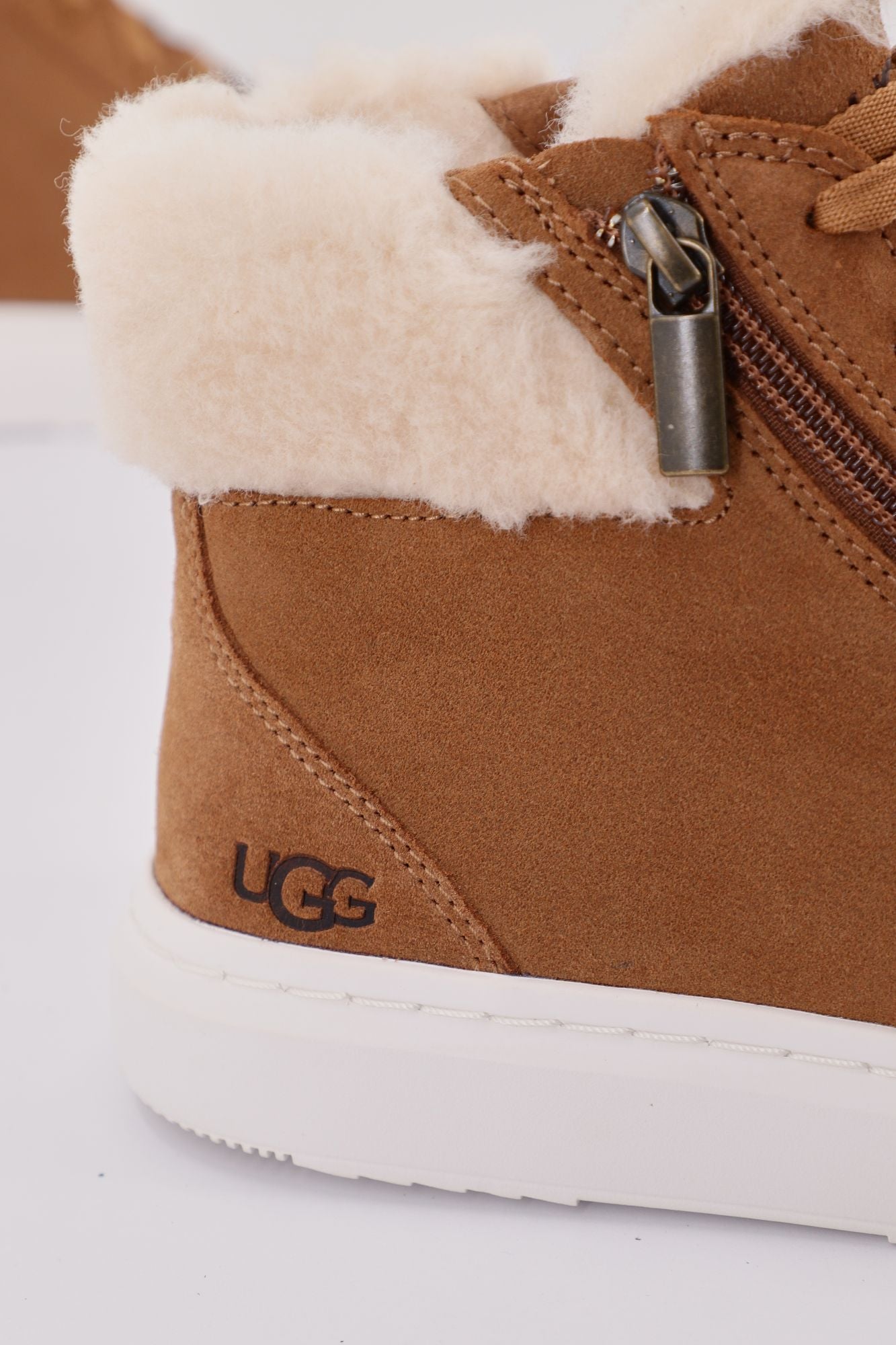 UGG  ALAMEDA MID ZIP en color MARRON (4)
