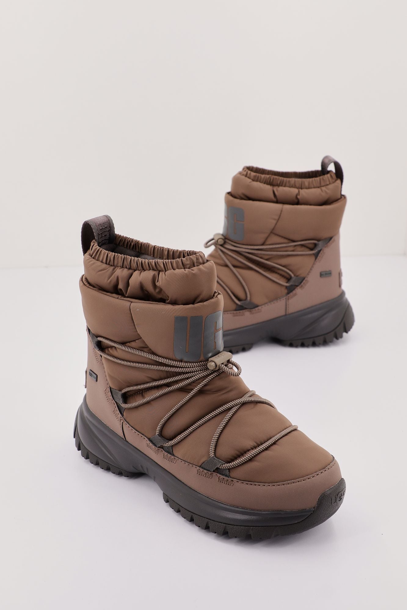 UGG W YOSE PUFFER MID en color MARRON (1)