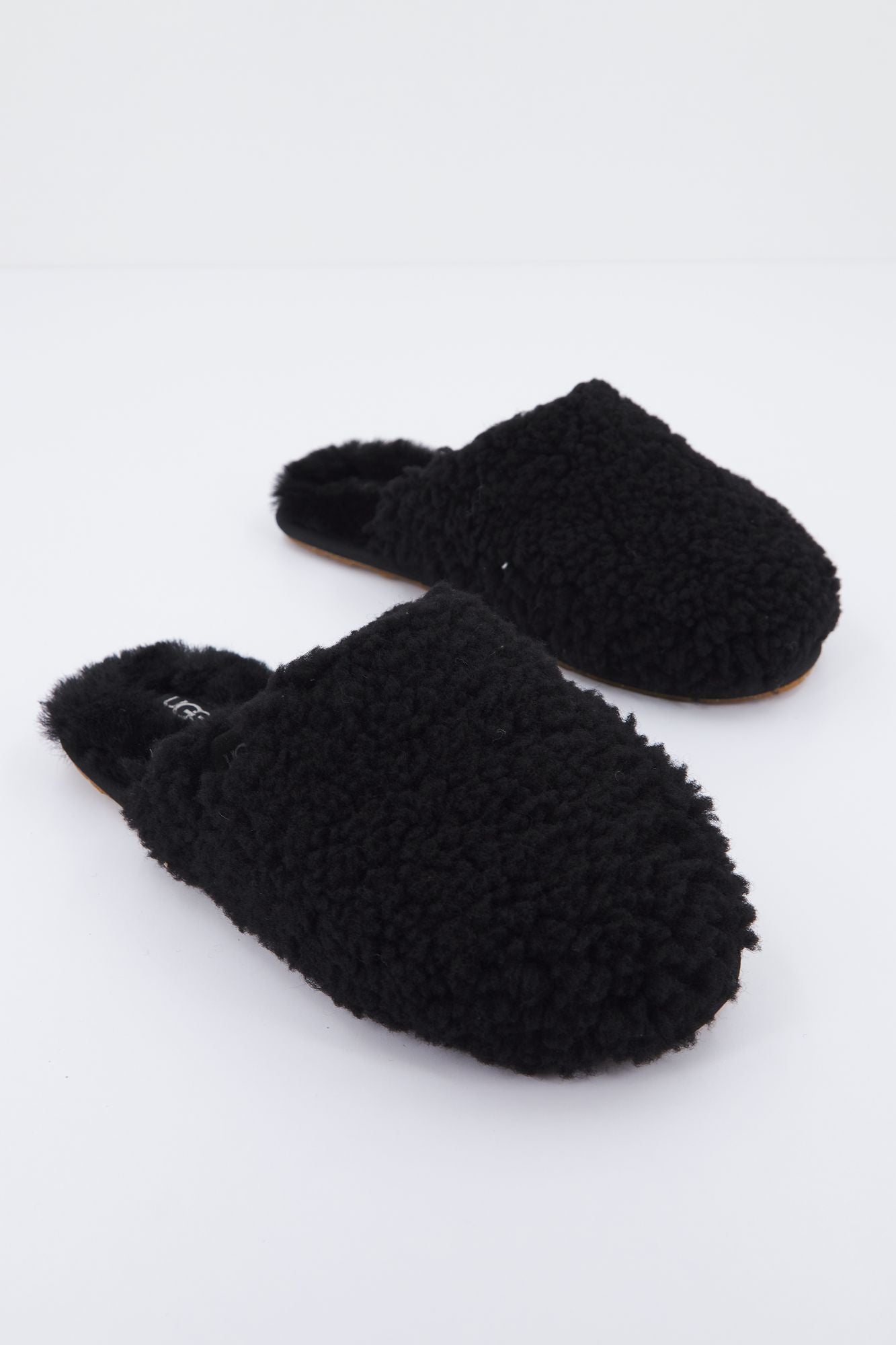 UGG W MAXI CURLY SLIDE en color NEGRO (1)