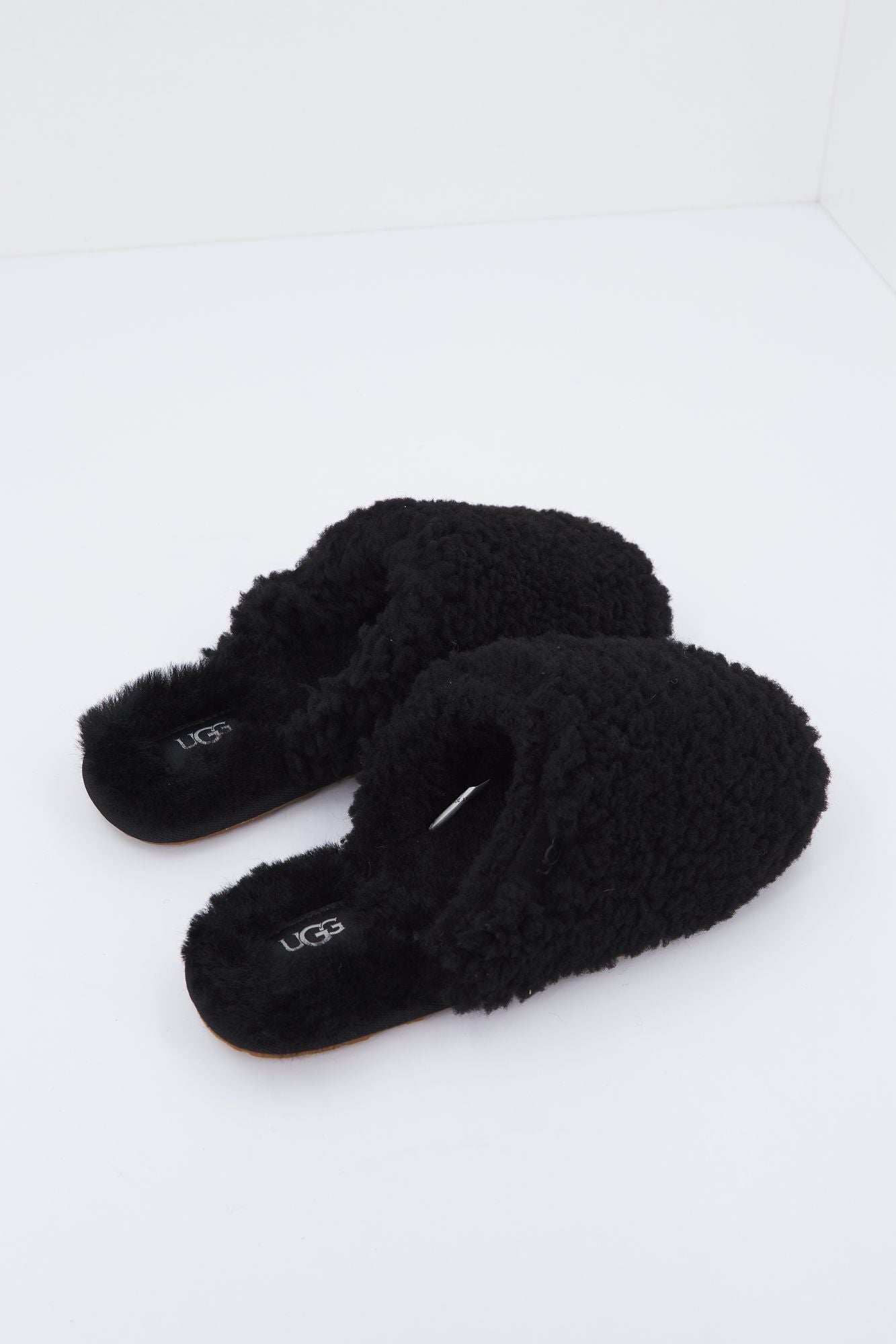 UGG W MAXI CURLY SLIDE en color NEGRO (3)