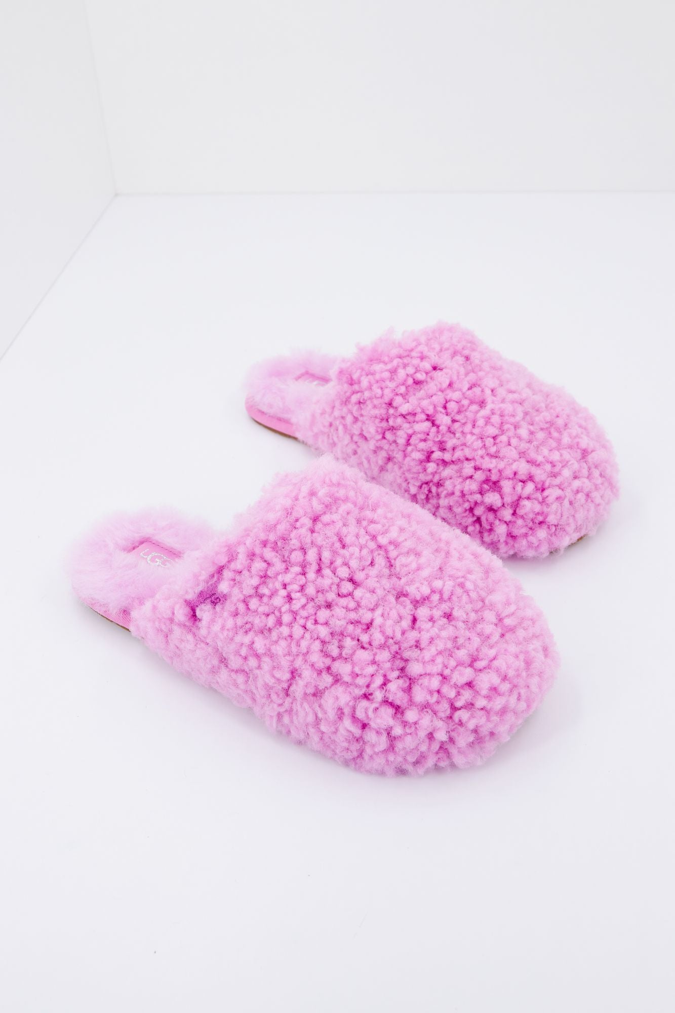 UGG W MAXI CURLY SLIDE en color ROSA (3)