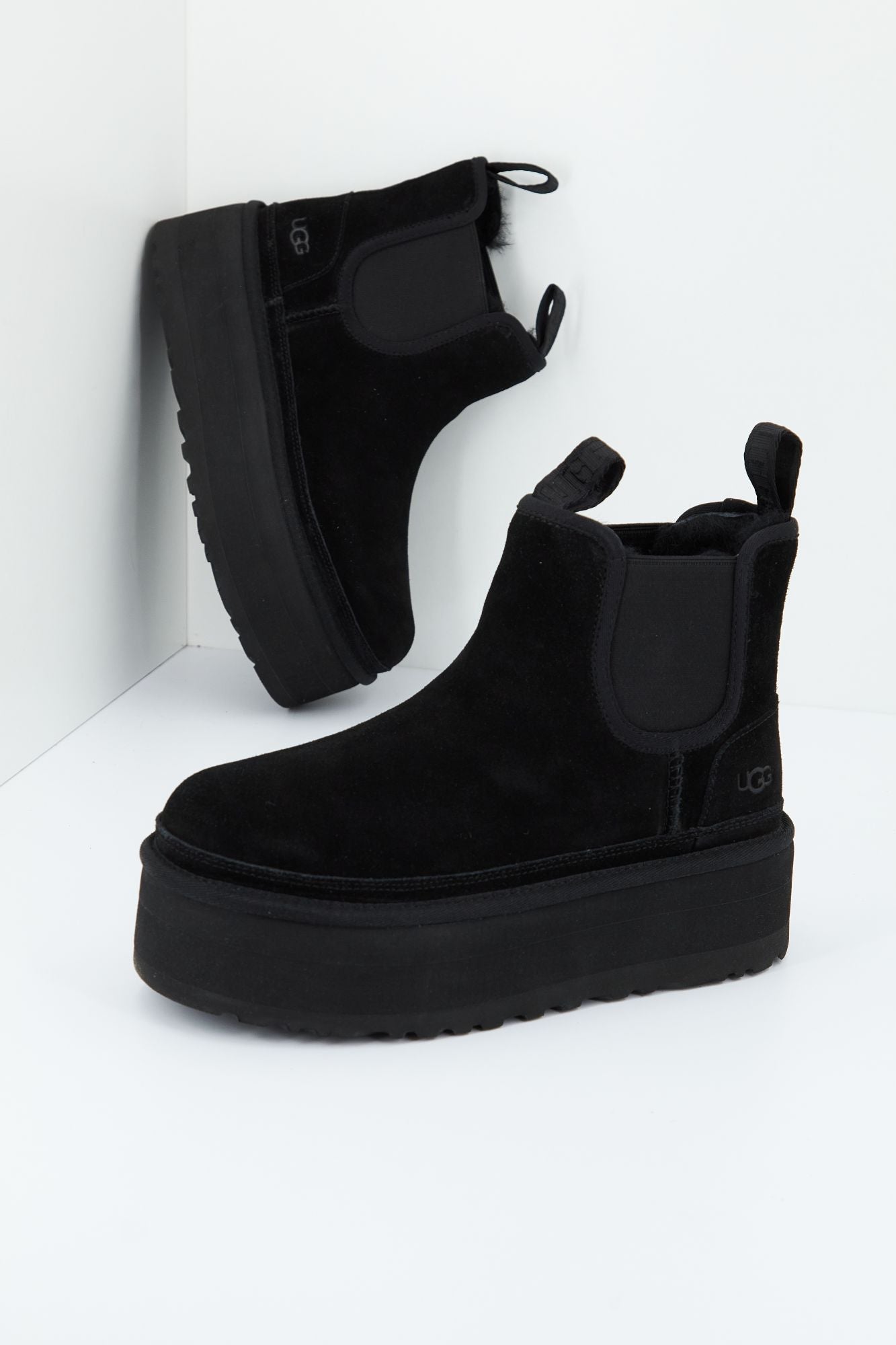 UGG W NEUMEL PLATFORM CHELSEA en color NEGRO (1)