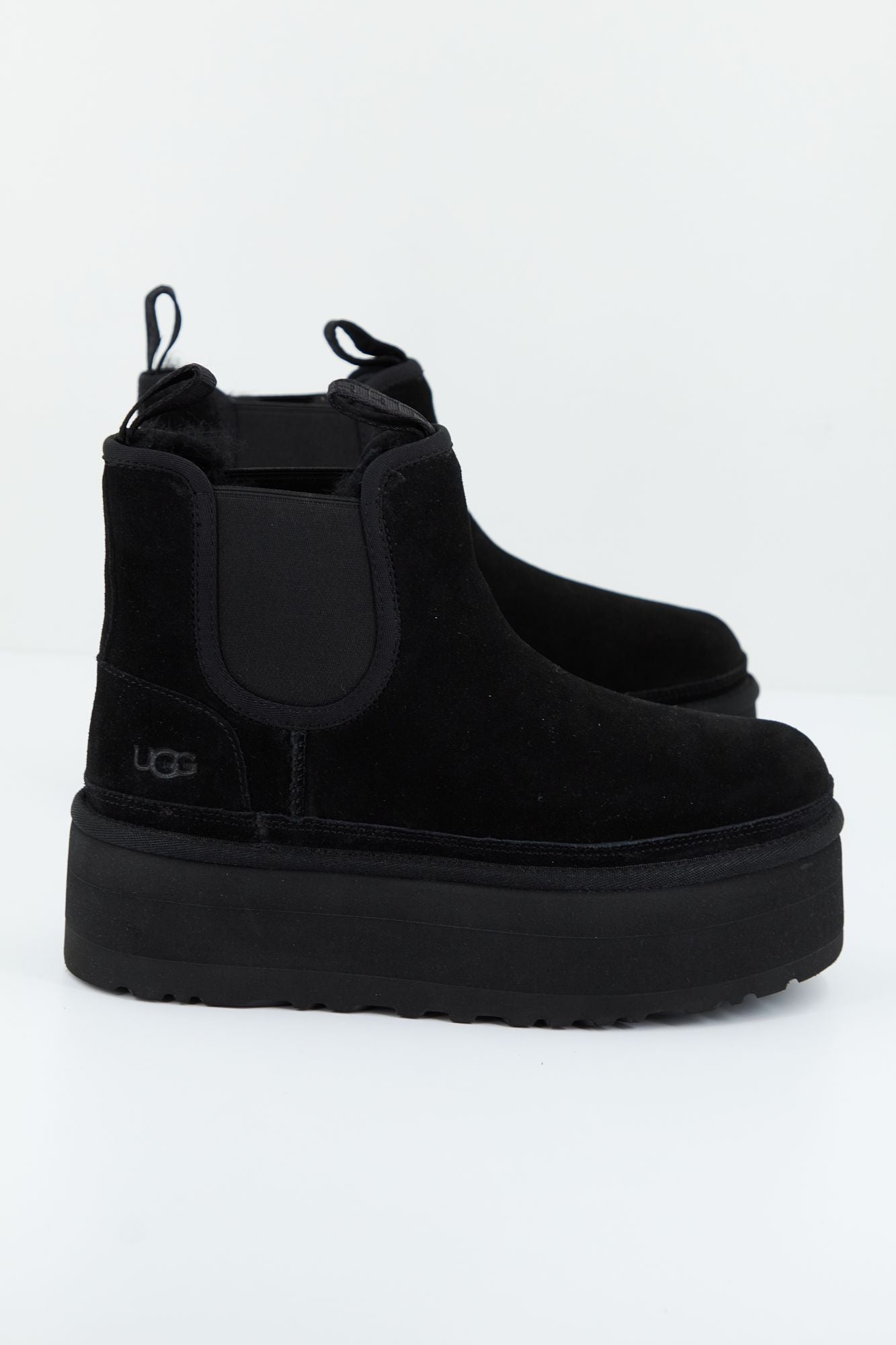 UGG W NEUMEL PLATFORM CHELSEA en color NEGRO (2)