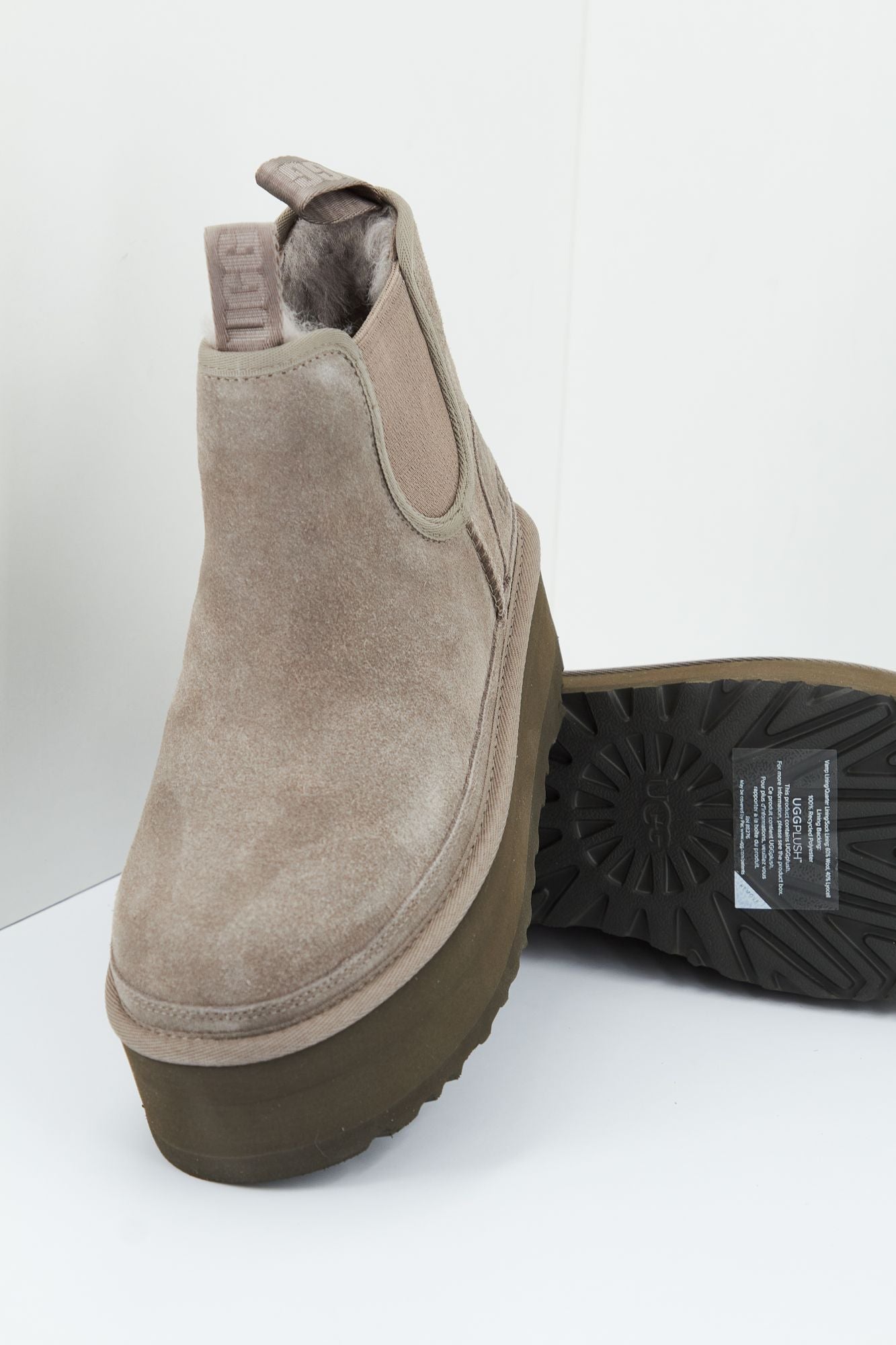 UGG W NEUMEL PLATFORM CHELSEA en color GRIS (3)