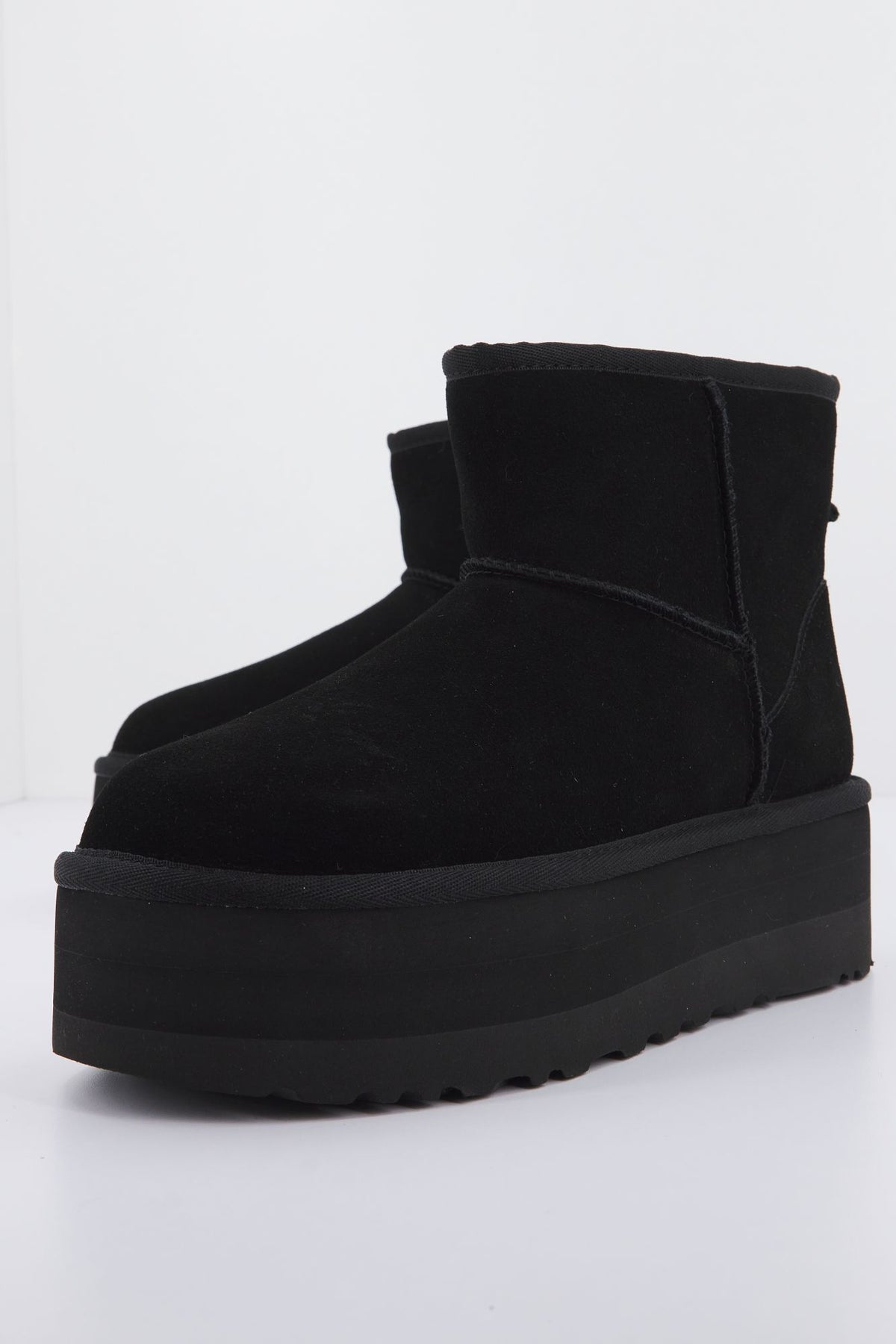 UGG W CLASSIC MINI PLATFORM en color NEGRO (1)