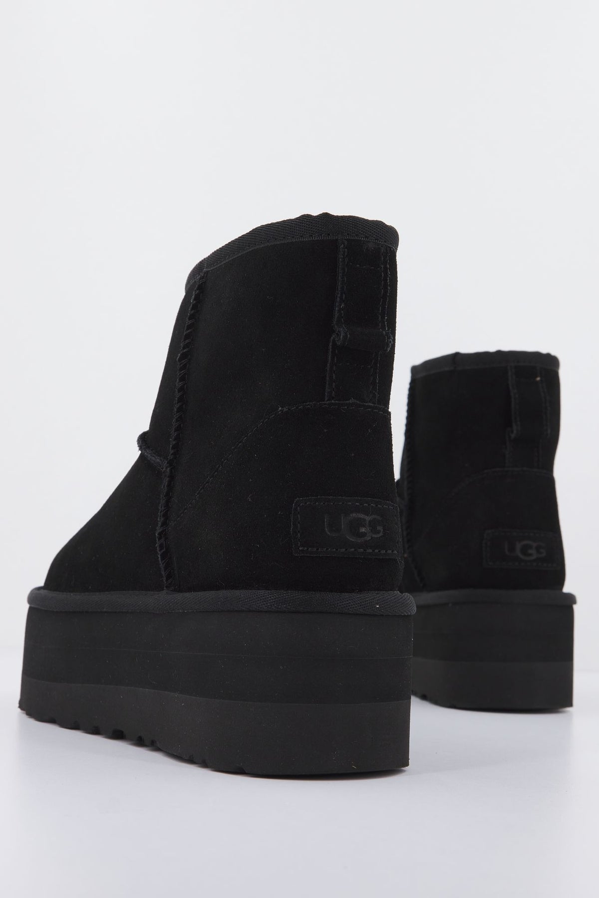 UGG W CLASSIC MINI PLATFORM en color NEGRO (3)
