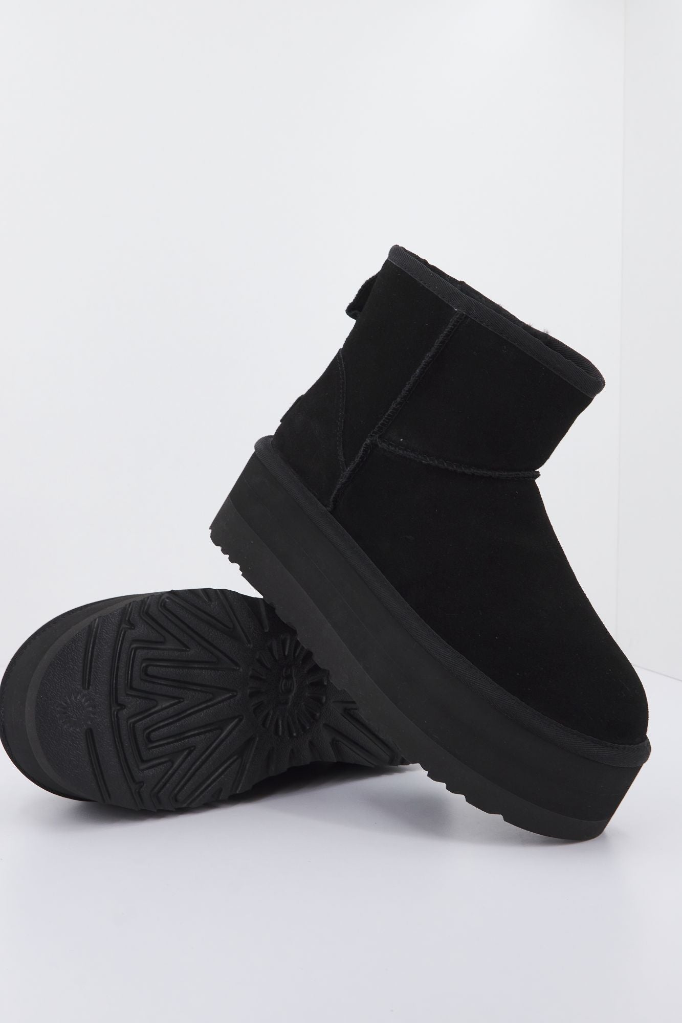 UGG W CLASSIC MINI PLATFORM en color NEGRO (4)