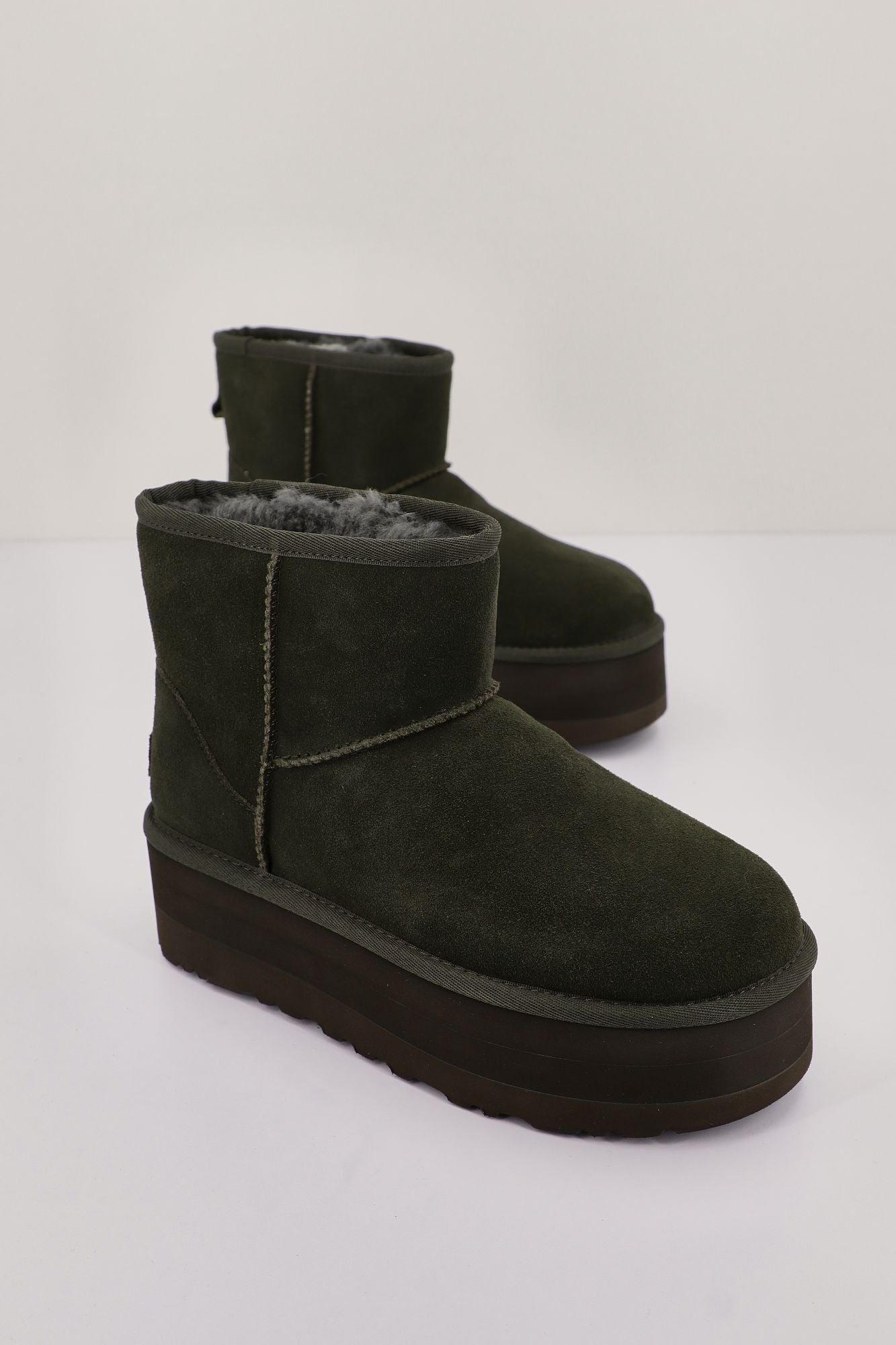 UGG W CLASSIC MINI PLATFORM en color VERDE (2)