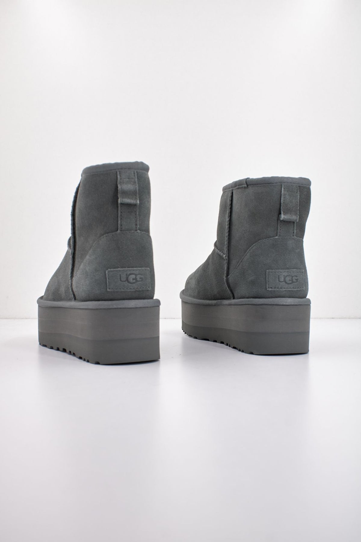 UGG  CLASSIC MINI PLATFORM en color GRIS (3)
