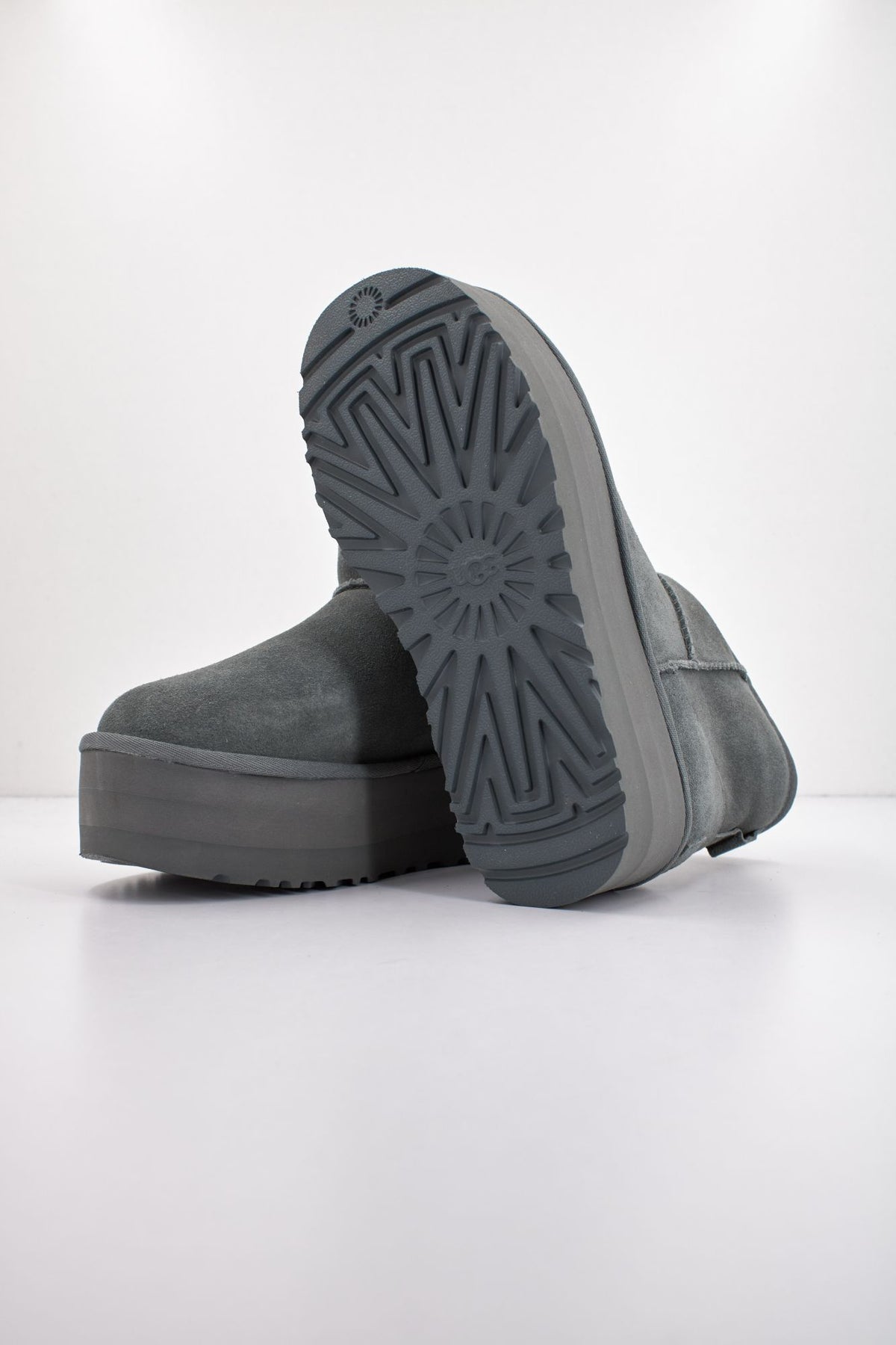 UGG  CLASSIC MINI PLATFORM en color GRIS (4)