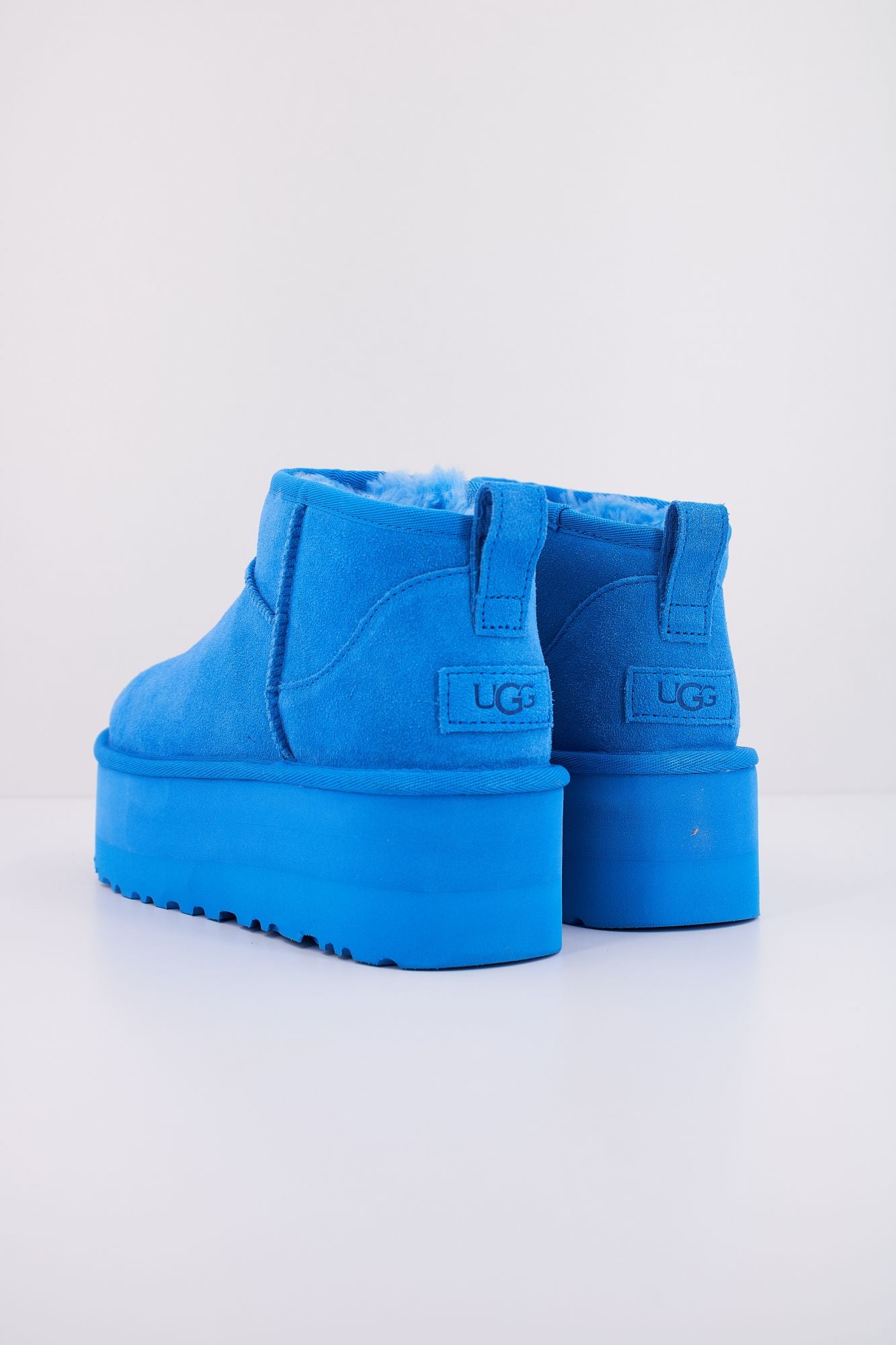 UGG W CLASSIC ULTRA MINI PLATF en color AZUL (4)