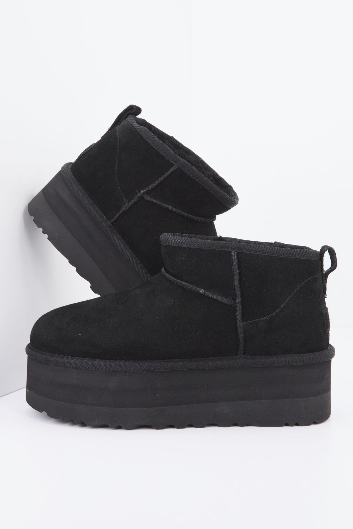 UGG CLASSIC ULTRA MINI PLATFORM 1135092U en color NEGRO (2)