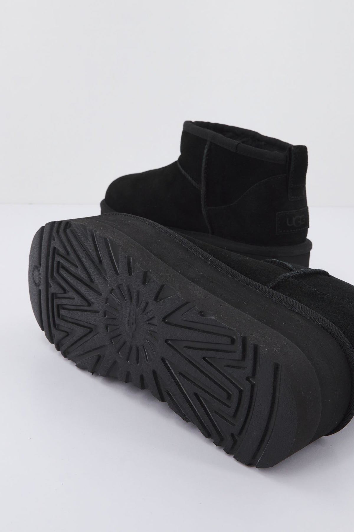 UGG CLASSIC ULTRA MINI PLATFORM 1135092U en color NEGRO (4)