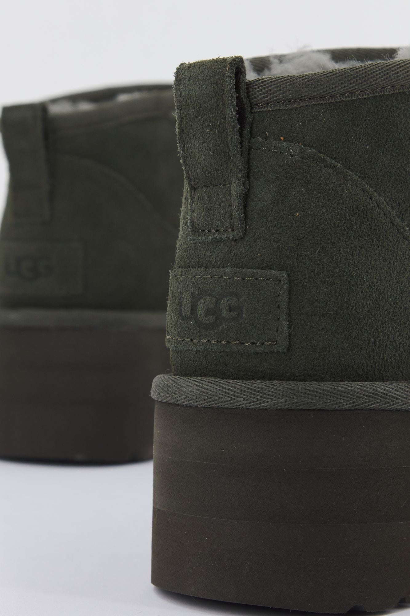 UGG W CLASSIC ULTRA MINI PLATF en color VERDE (3)