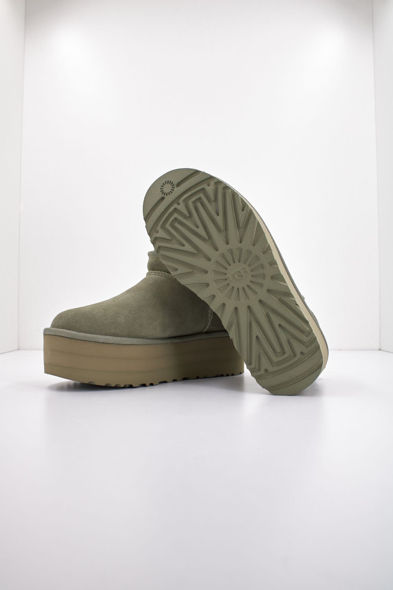 UGG W CLASSIC ULTRA MINI PLATF en color VERDE (4)