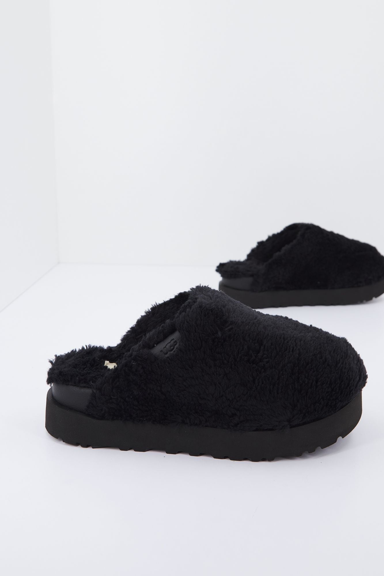 UGG W FUZZ SUGAR SLIDE en color NEGRO (2)