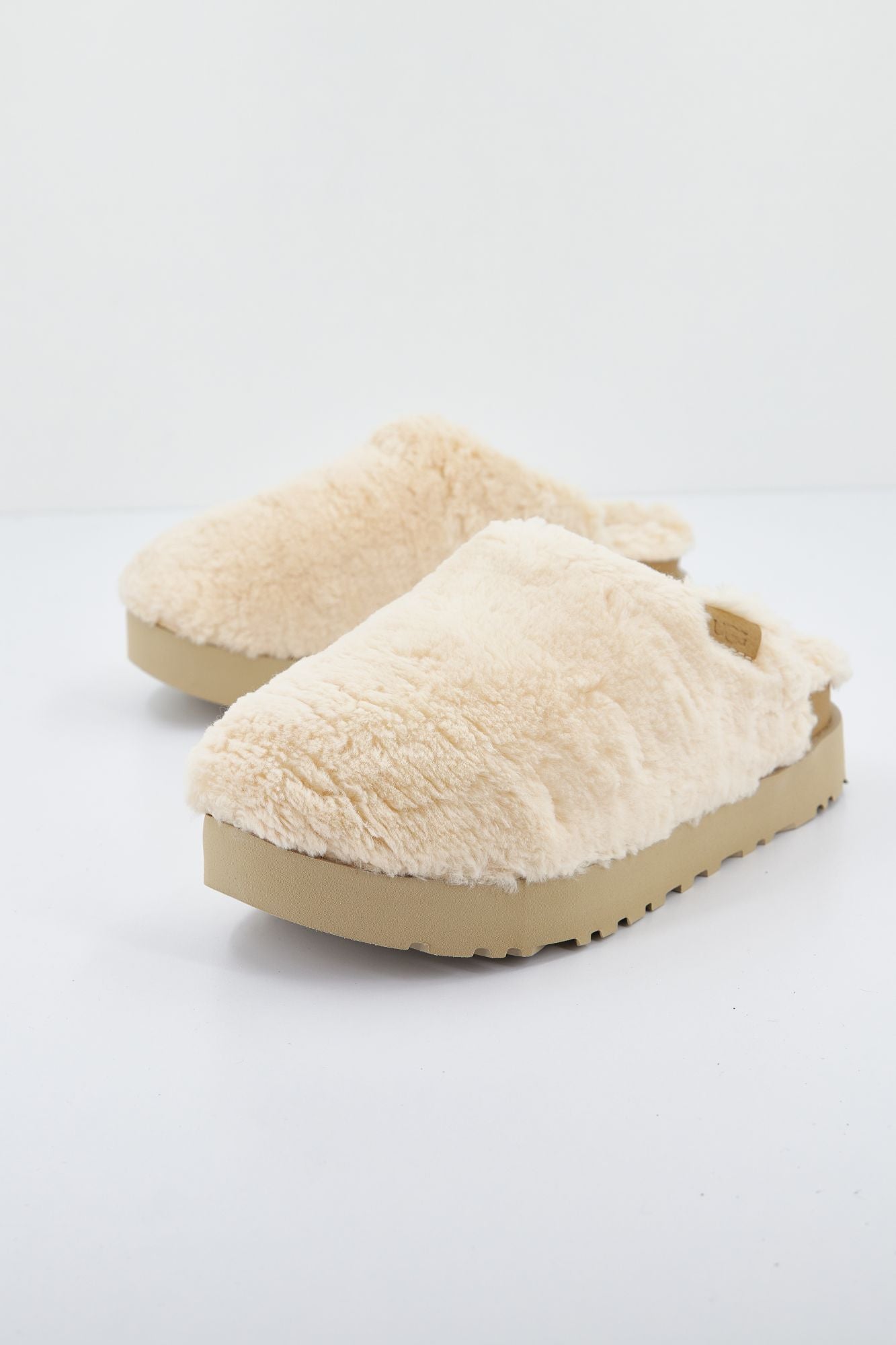 UGG W FUZZ SUGAR SLIDE en color BEIS (2)