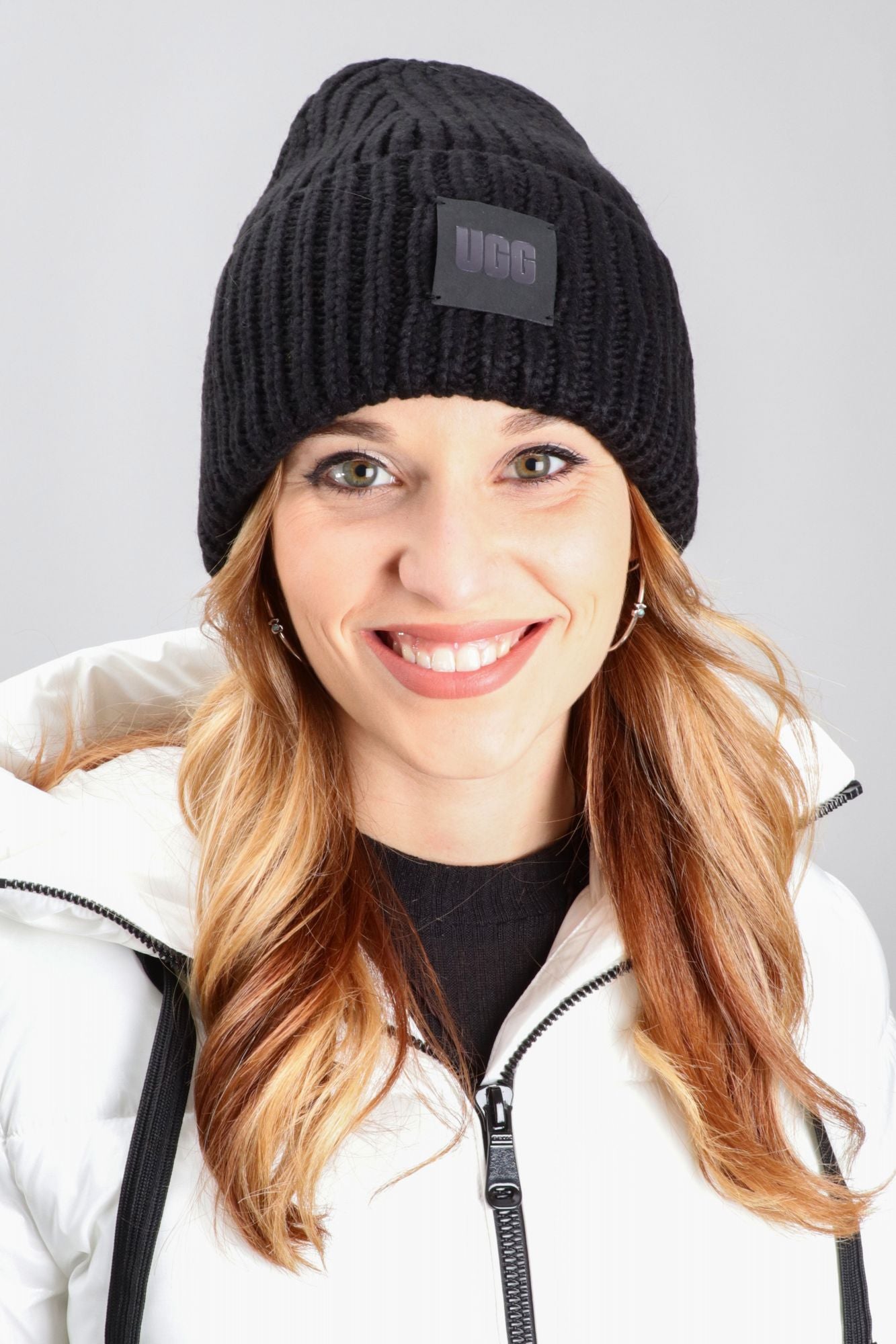 UGG CHUNKY RIB KNIT SCARF en color NEGRO (2)