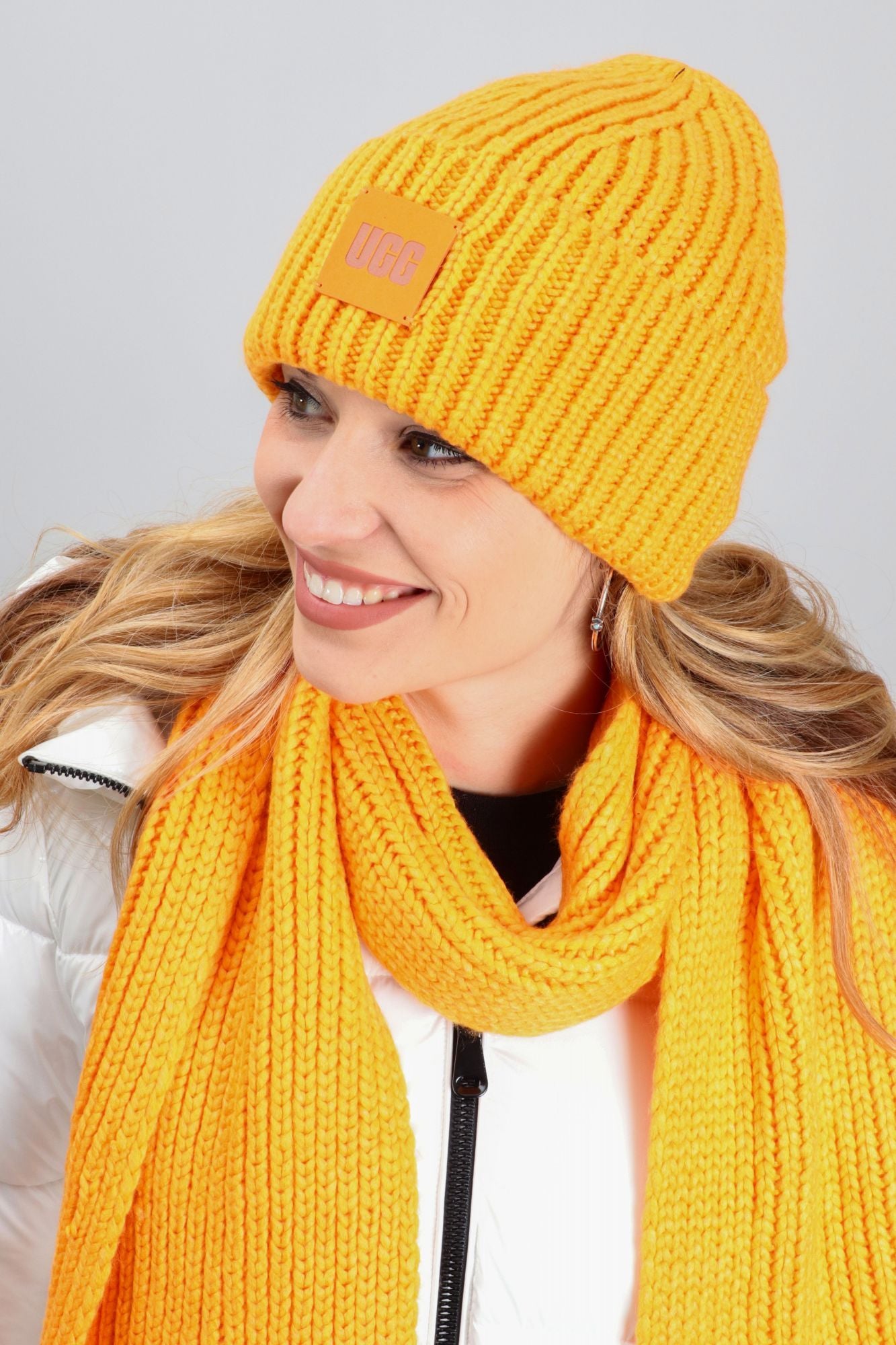 UGG W CHUNKY RIB BEANIE W LOGO en color NARANJA (2)