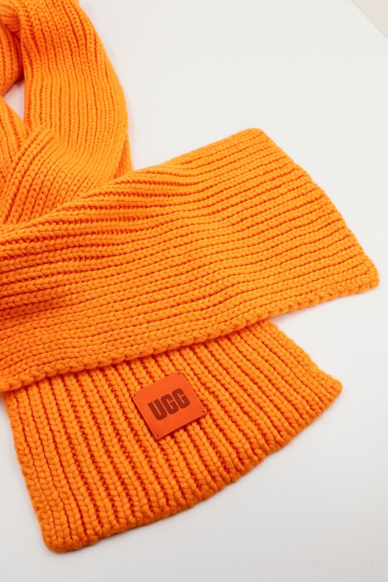 UGG  CHUNKY RIB KNIT SCARF en color NARANJA (3)